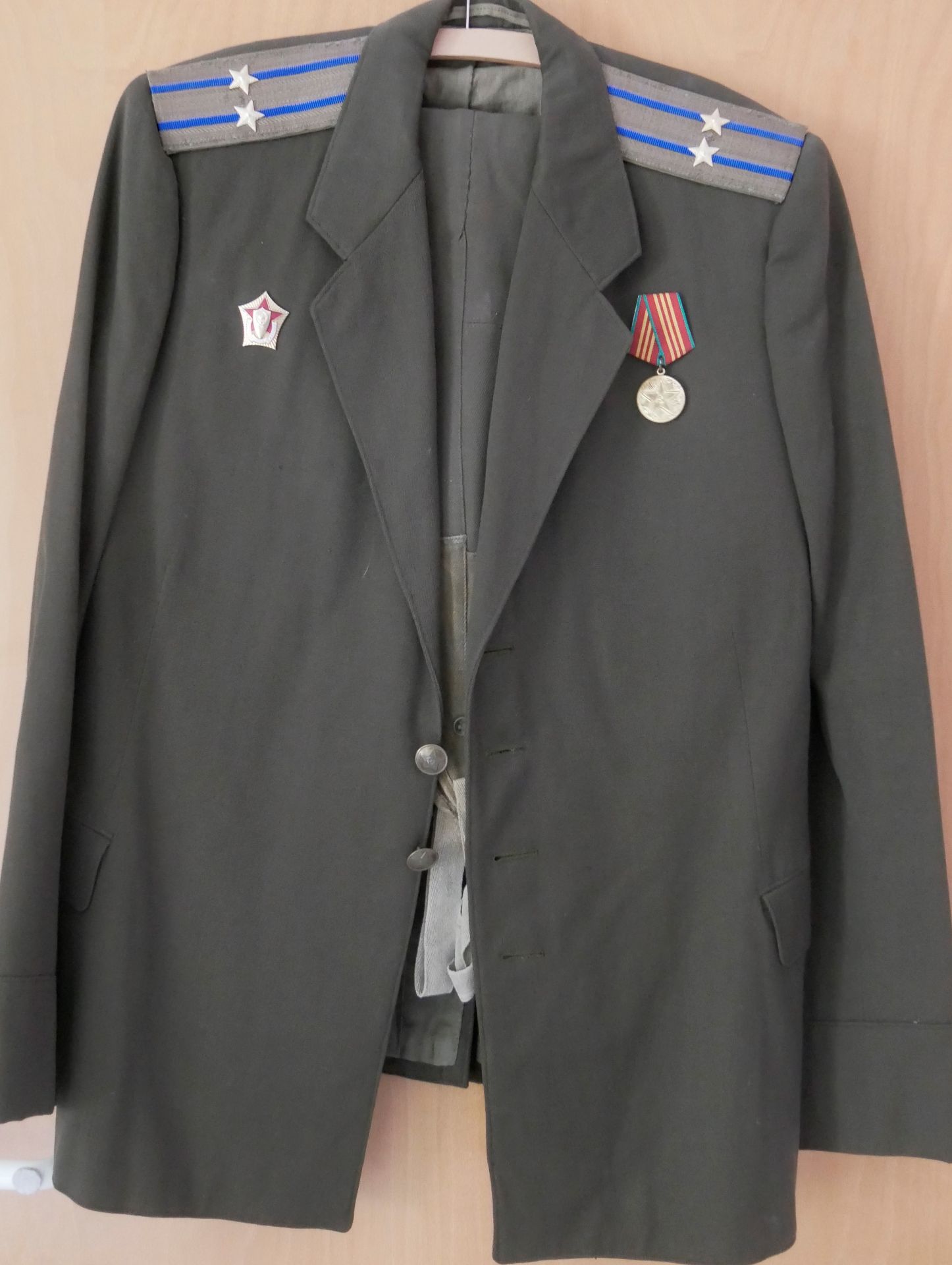 Aus Sammelauflösung! UDSSR Uniform Jacke mit Effekten und Orden, sowie passender Hose. Gebrauchter