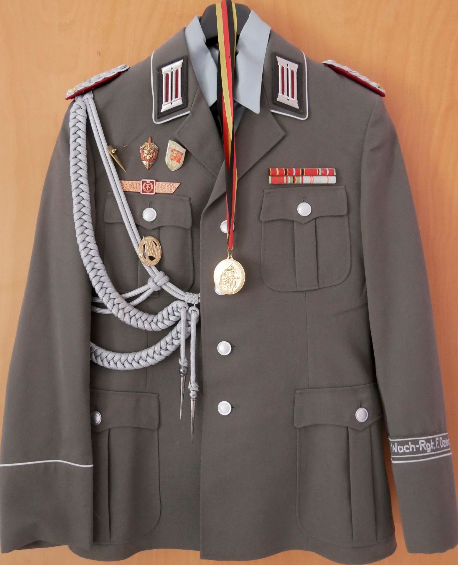 Aus Sammelauflösung! DDR Uniform Jacke mit Effekten, Ordenspangen, Orden sowie eine Medaille "