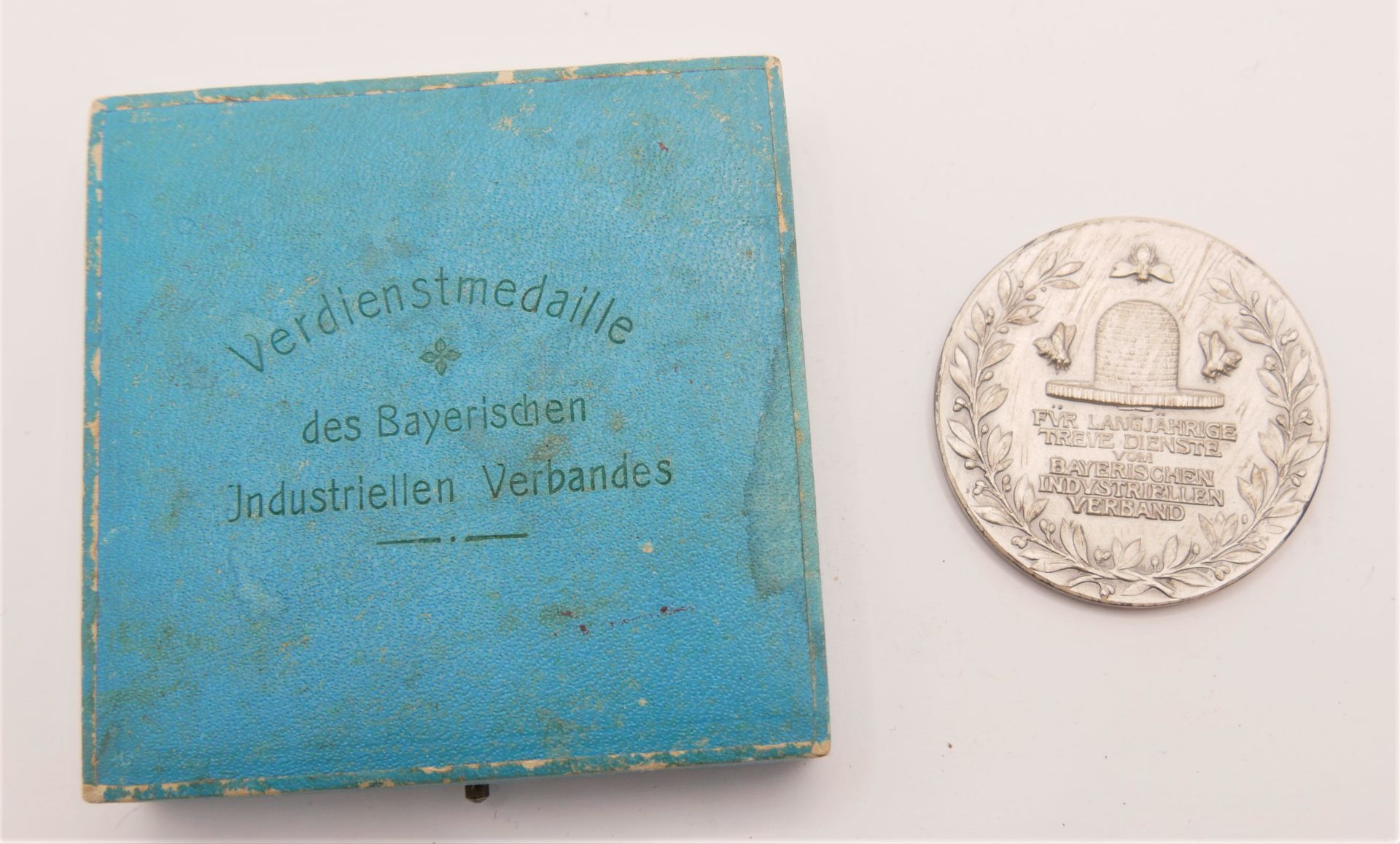 900 Verdienstmedaille Silber des Bayerischen Industriellen-Verbandes in Original Schatulle. - Bild 2 aus 3
