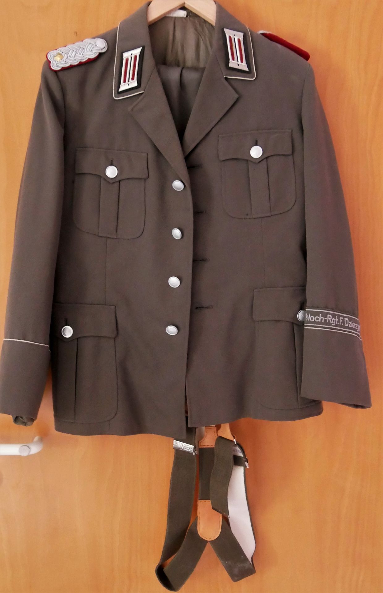 Aus Sammelauflösung! DDR Uniform Jacke mit Effekten und dazugehöriger Hose und Hosenträger, Wach-