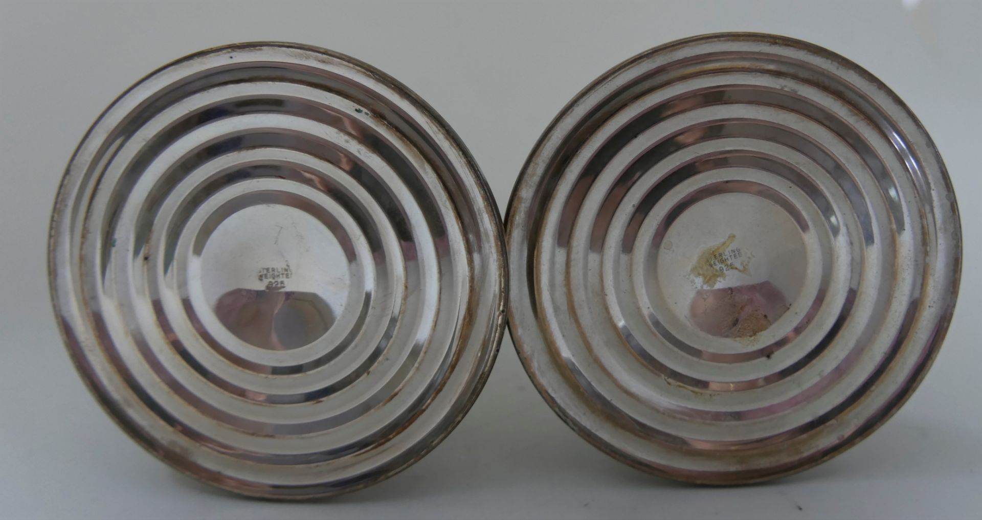 2 Kerzenständer, beide gepunzt 925 Sterling Silber. Höhe bis ca. 11,5 cm. Gesamtgewicht ca. 437,5 - Image 2 of 2