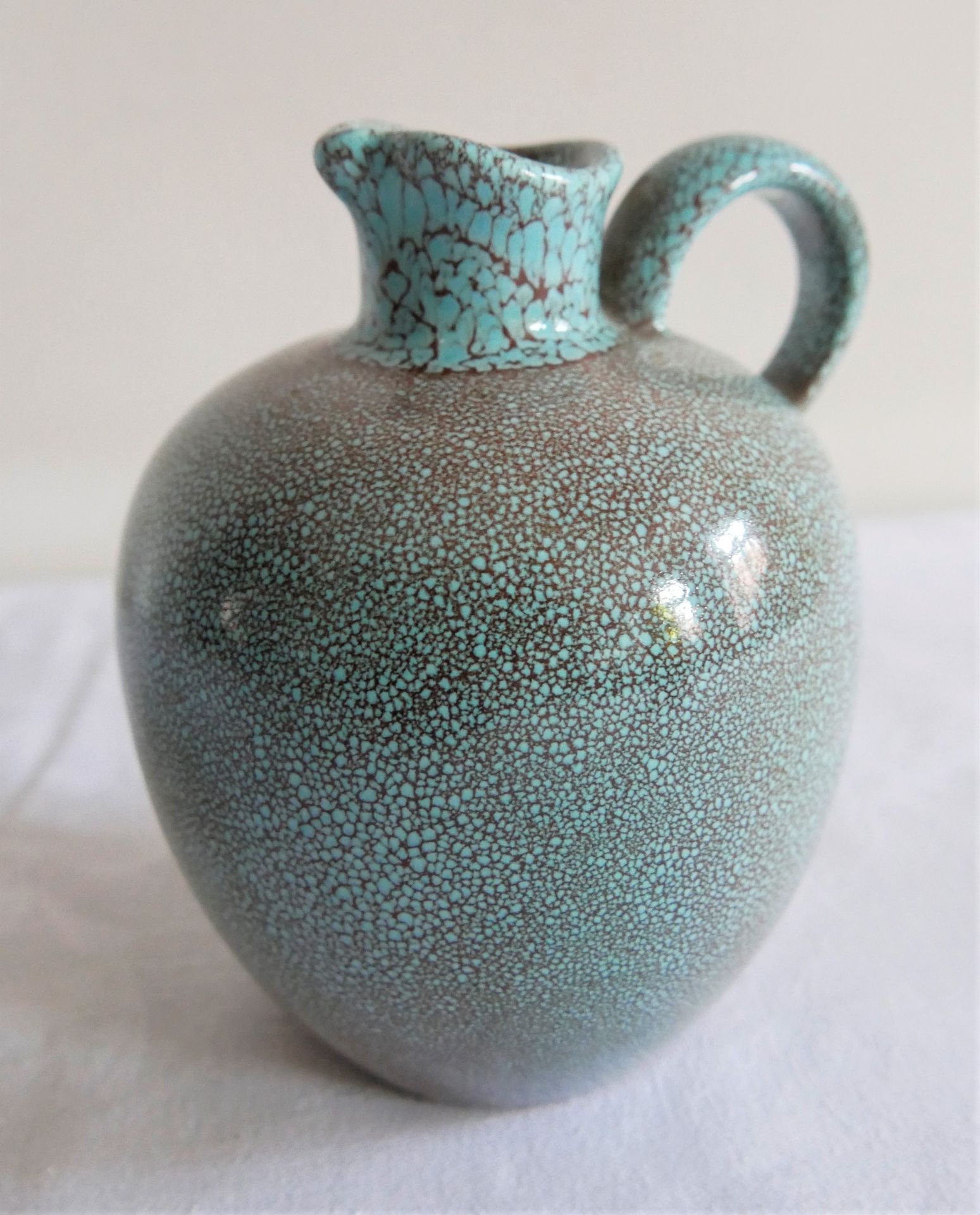Studio Keramikvase mit Henkel und türkisfarbener Lasur. Modell Nr. 4397. Höhe ca. 13 cm
