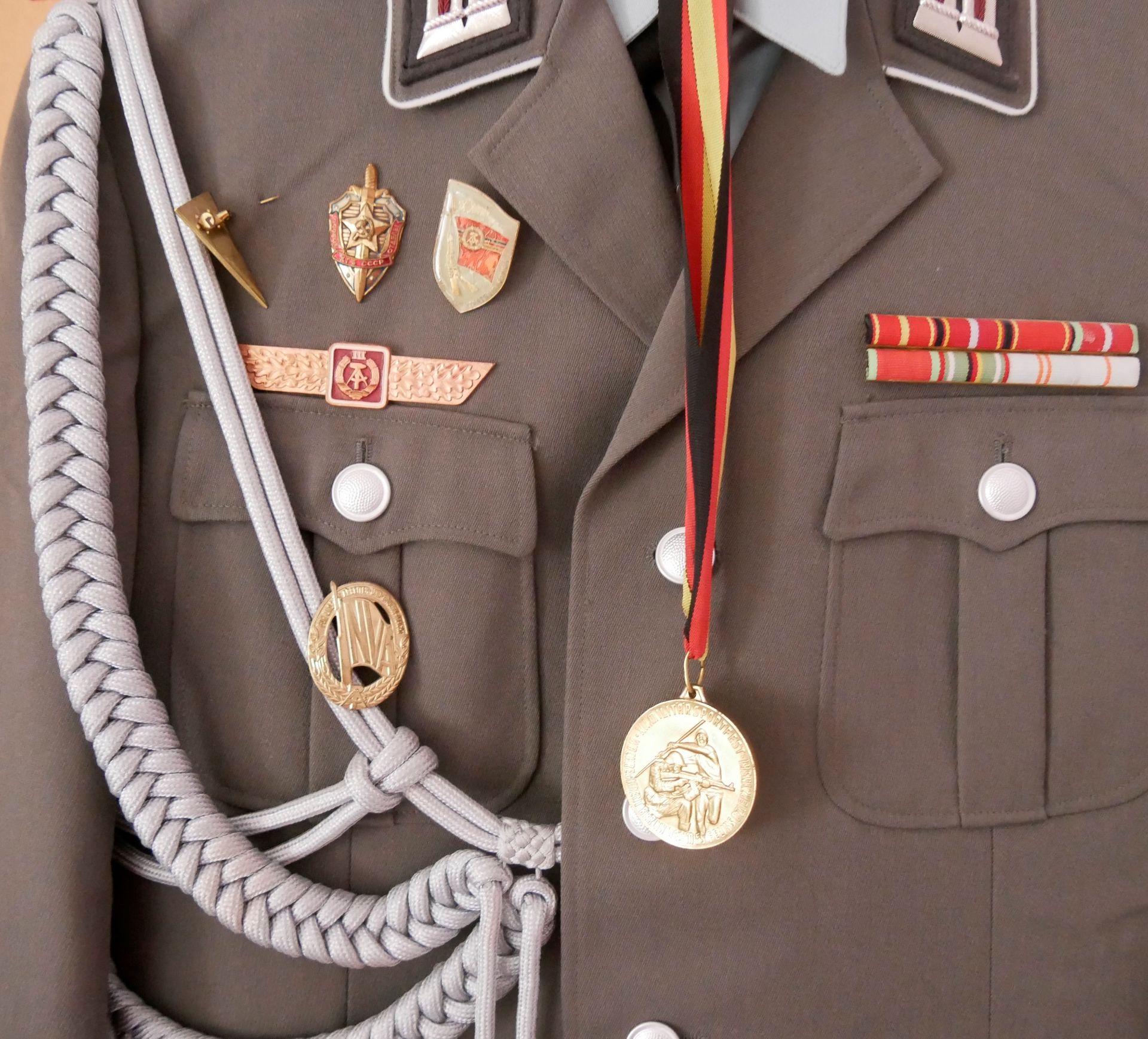 Aus Sammelauflösung! DDR Uniform Jacke mit Effekten, Ordenspangen, Orden sowie eine Medaille " - Bild 2 aus 3