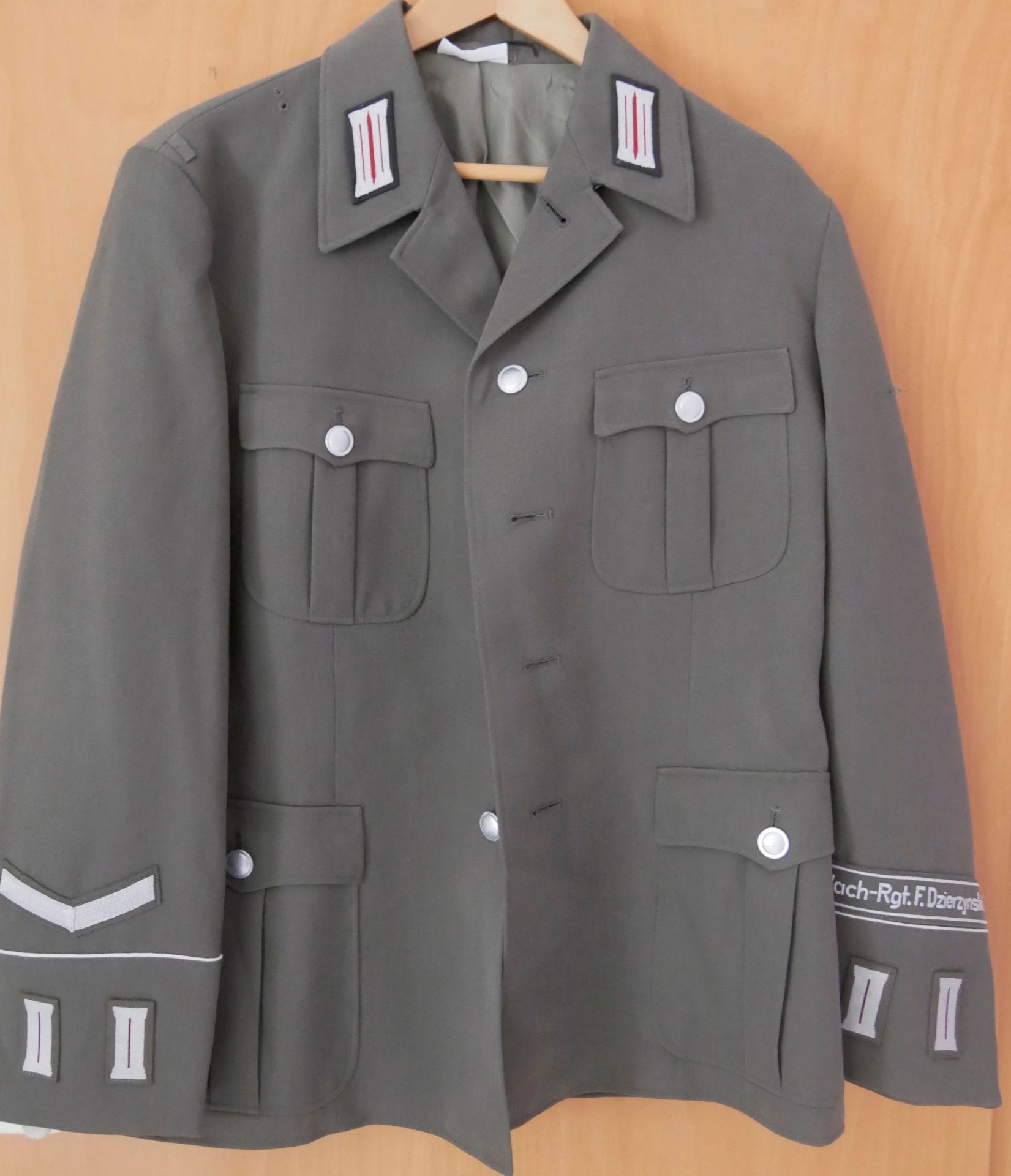 Aus Sammelauflösung! DDR Uniform Jacke mit Effekten, Wach-Rgt. Gr. 52, sehr guter Zustand. Bitte