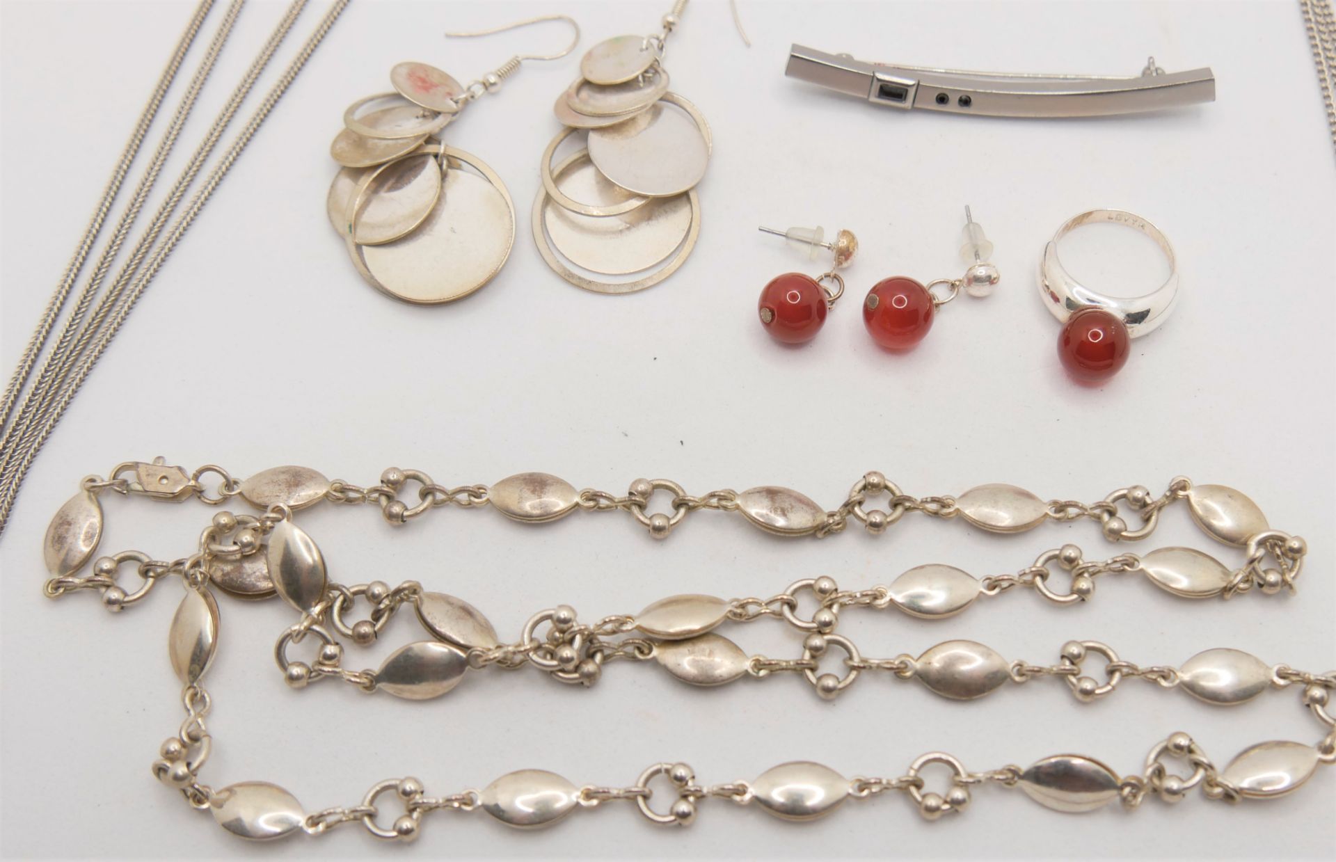 kleines Lot Modeschmuck, bestehend aus Ketten, Broschen, etc. Bitte besichtigen - Image 2 of 2