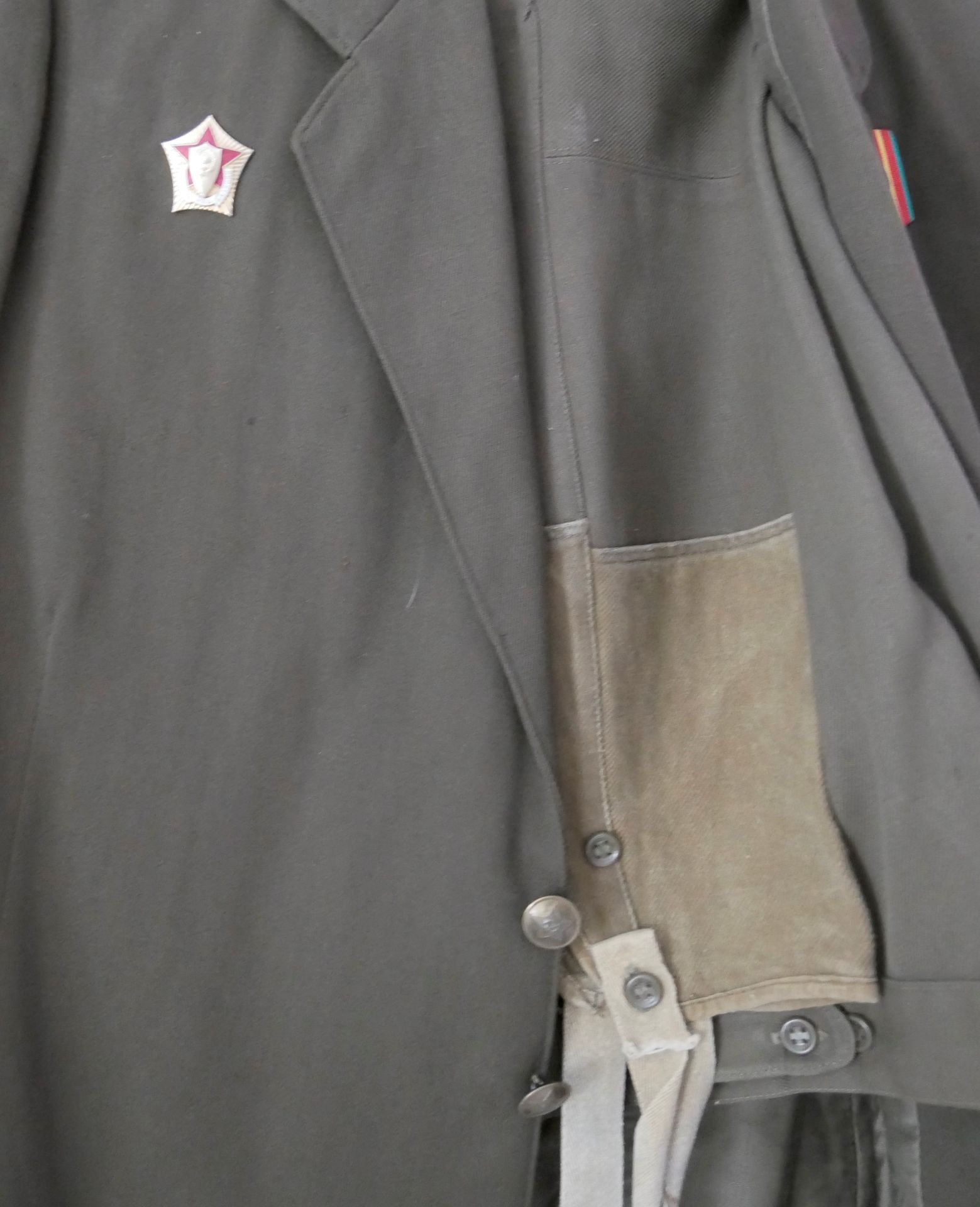 Aus Sammelauflösung! UDSSR Uniform Jacke mit Effekten und Orden, sowie passender Hose. Gebrauchter - Bild 2 aus 2