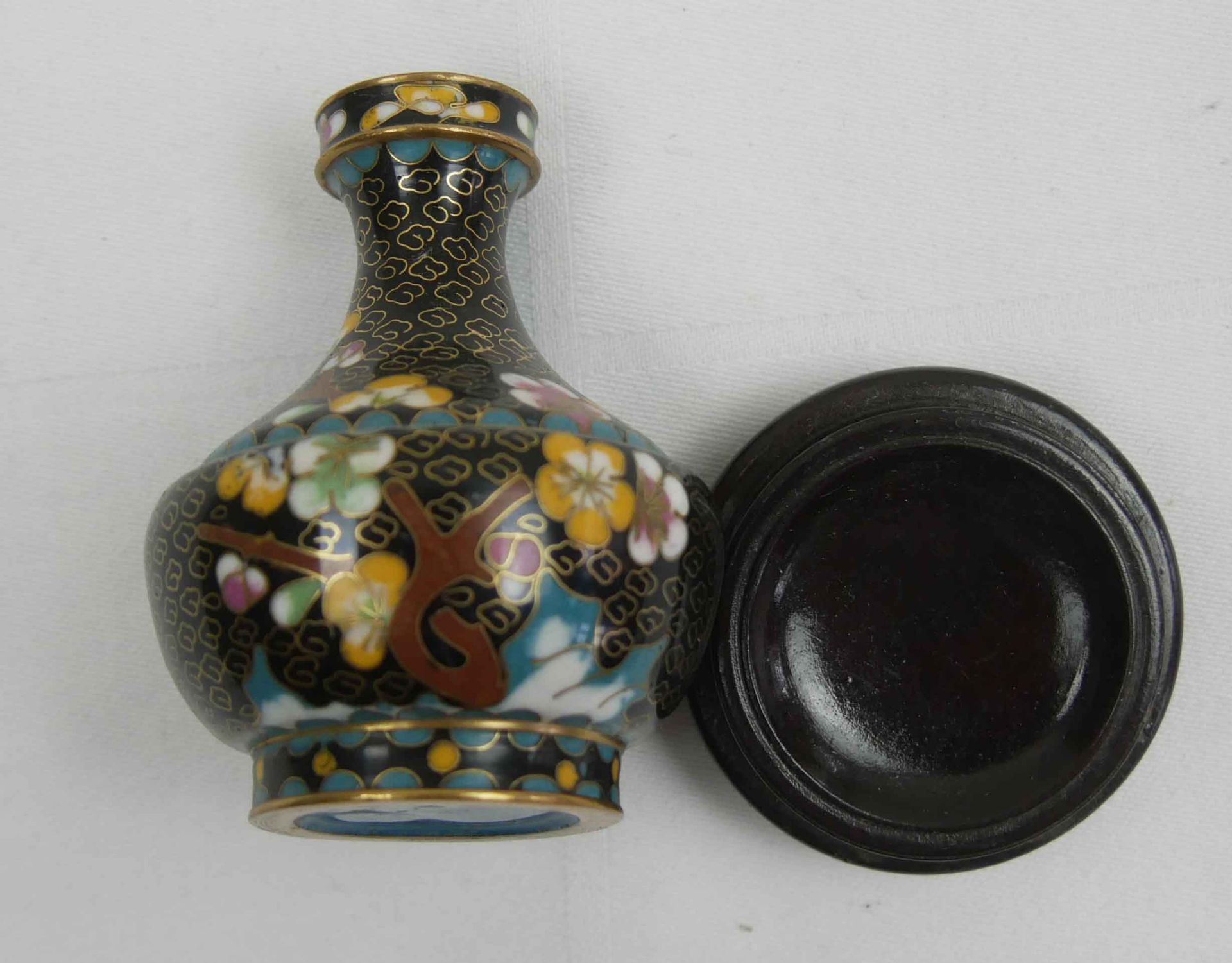 Kleines ältere Cloisonné Vase auf Holzpodest, feine Arbeit. Höhe ca. 7,5 cm - Image 3 of 3