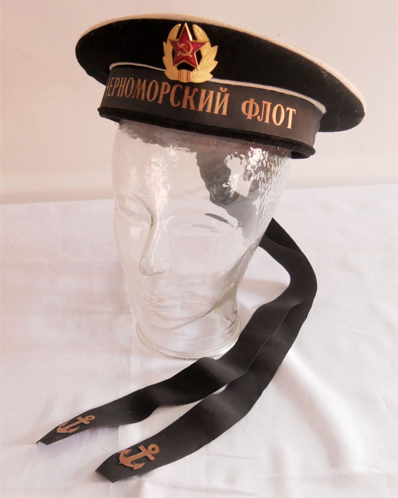 Russische Marinenmütze, Kokarde aus Metall. Guter getragener Zustand.