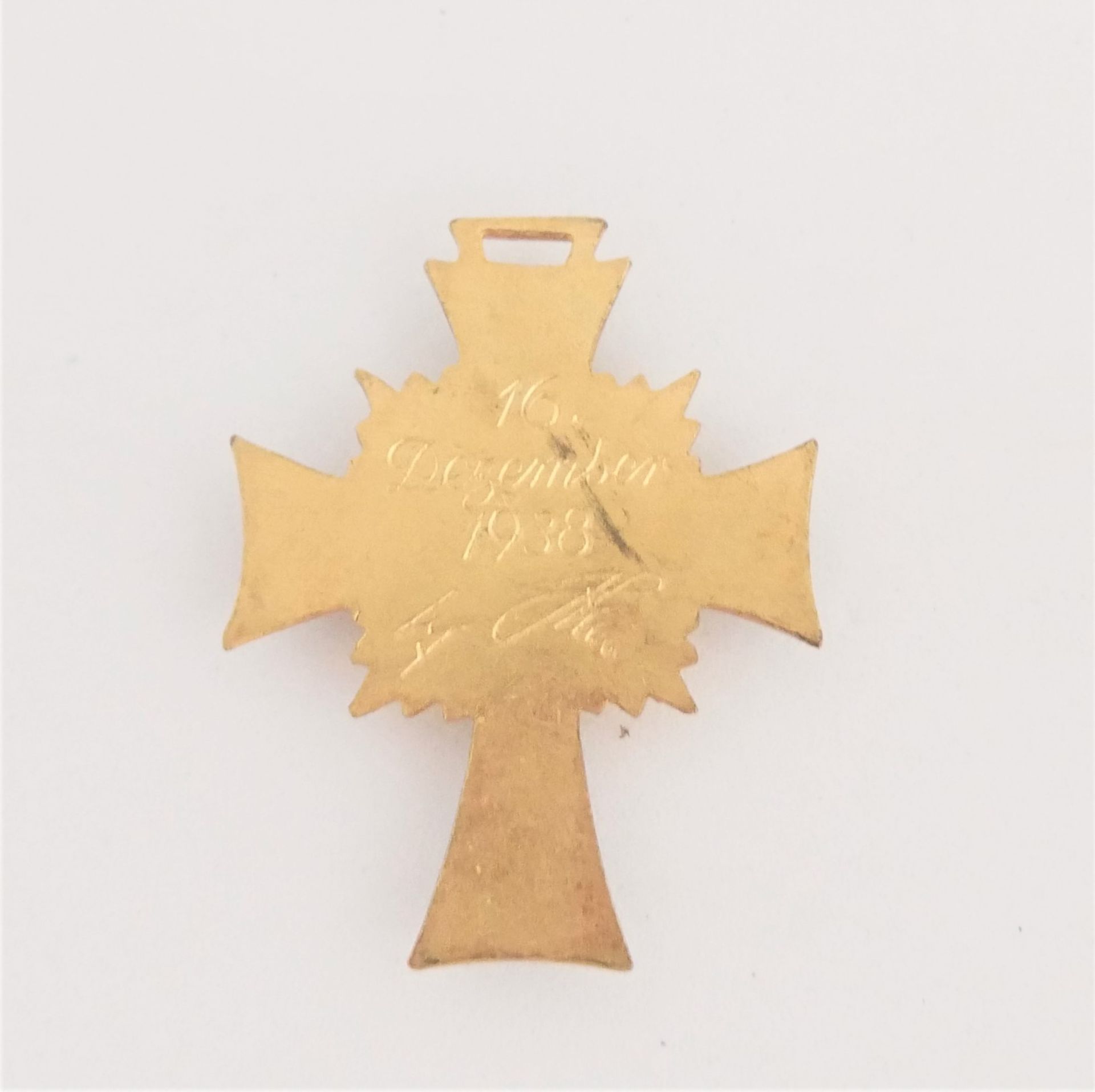 3. Reich, Mutterkreuz 1938, Ausführung in Gold mit Band. Guter Zustand. - Bild 2 aus 2