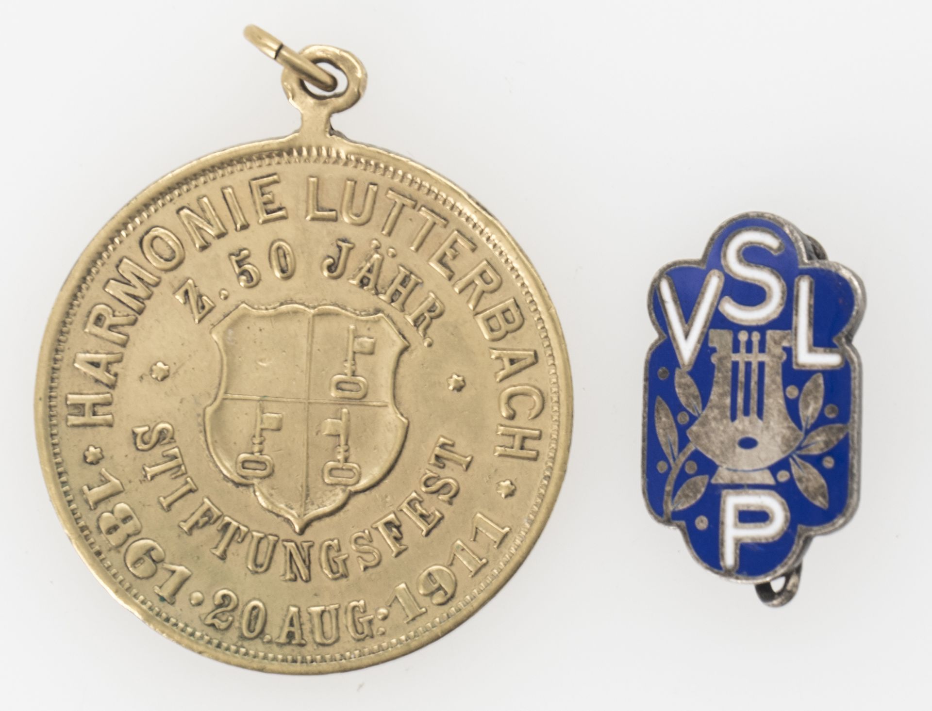 Zwei Sängerverein - Abzeichen / Medaille.