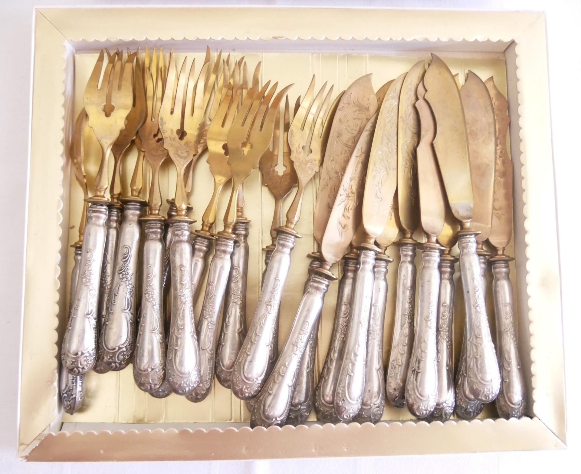 antikes Fischbesteck bestehend aus 11 Messer sowie 12 Gabeln. Teilweise vergoldet. 800er Punze - Image 2 of 2