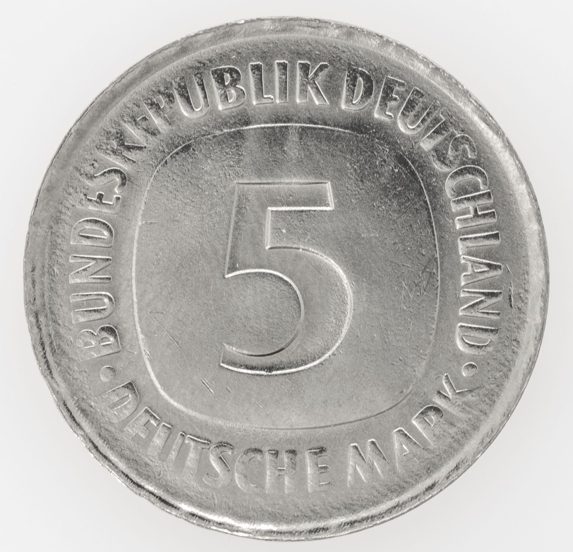 BRD 1981 F, 5 DM - Münze, Fehlprägung. Dünner Schrötling, Buchstabe Prägeanstalt schwach geprägt. - Bild 2 aus 3