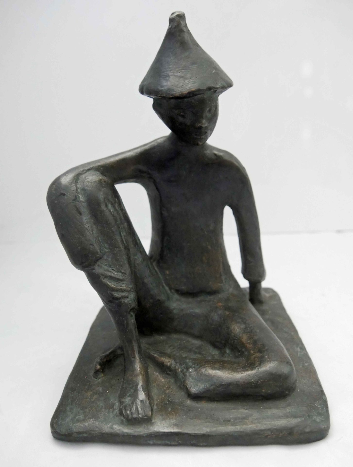 Irmgard Biernath (1905-1998), Bronzefigur "kleiner Chinese", Signatur Monogramm I.B., mit