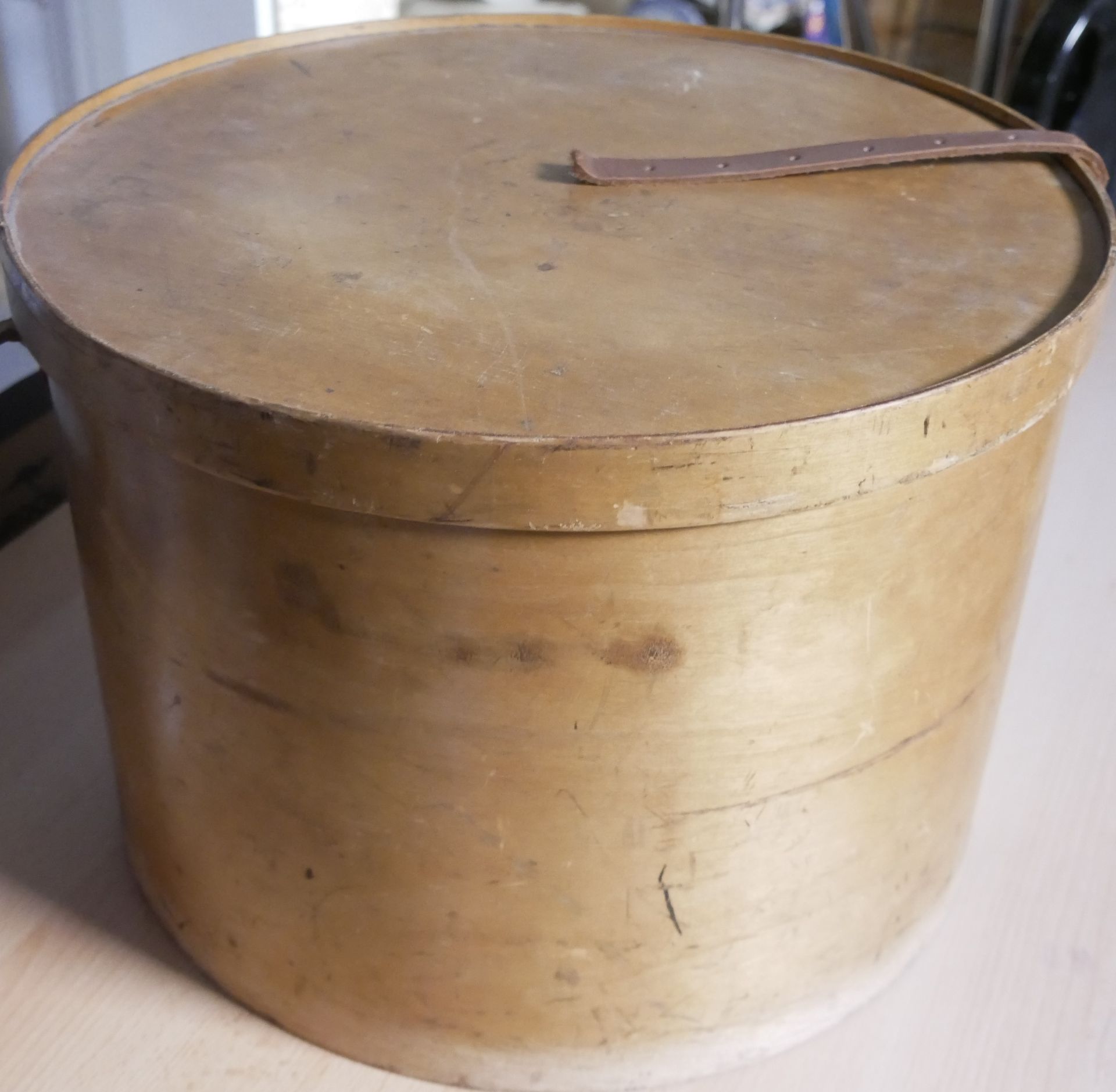Große Hut- / Helmschachtel. Russland. Holz. Lederverschluss. Durchmesser: ca. 40 cm, Höhe: ca. 29