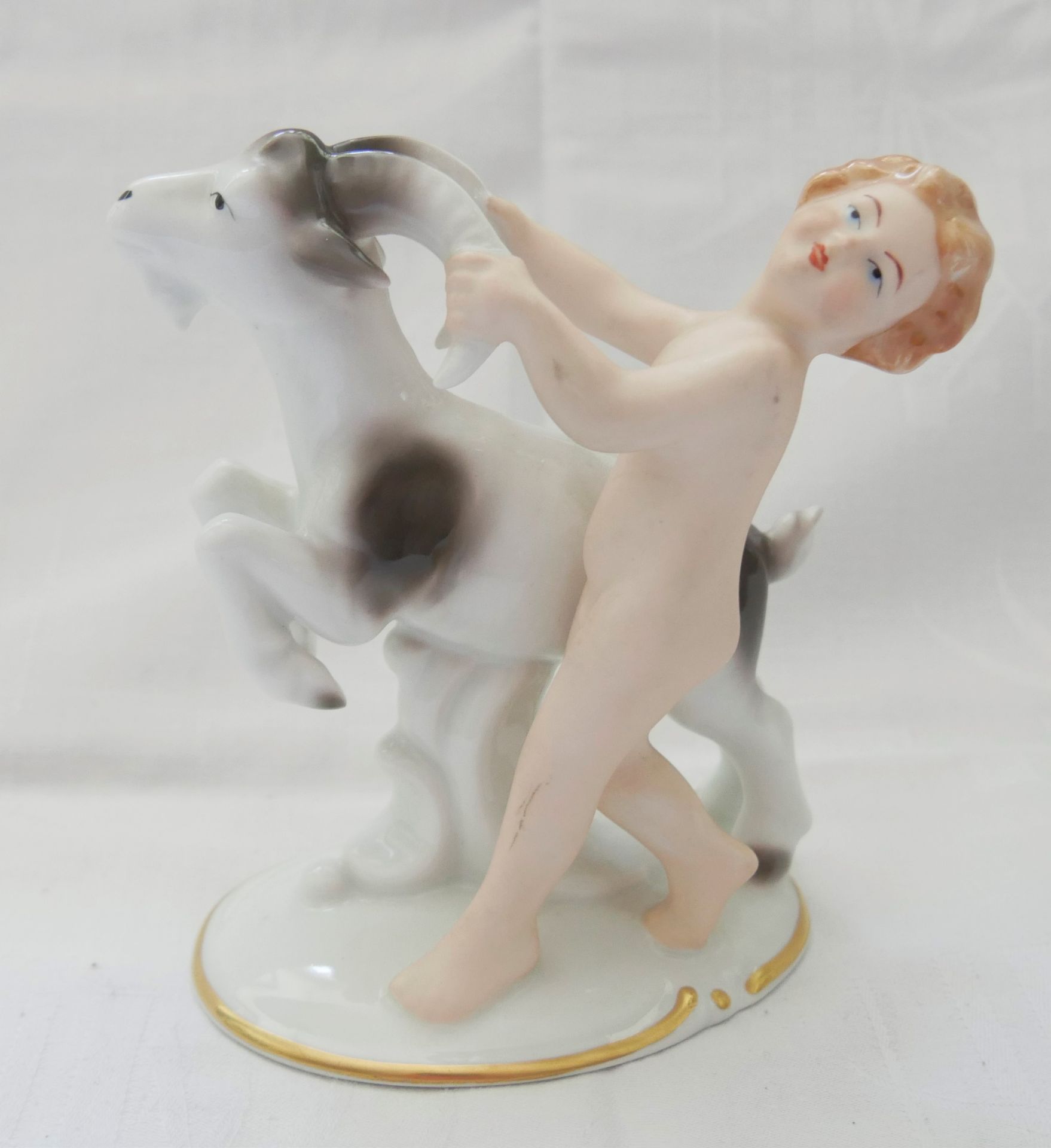Gerold Porzellan-Figur "Putto mit Ziege", am Boden gemarkt. Höhe ca. 14,5 cm