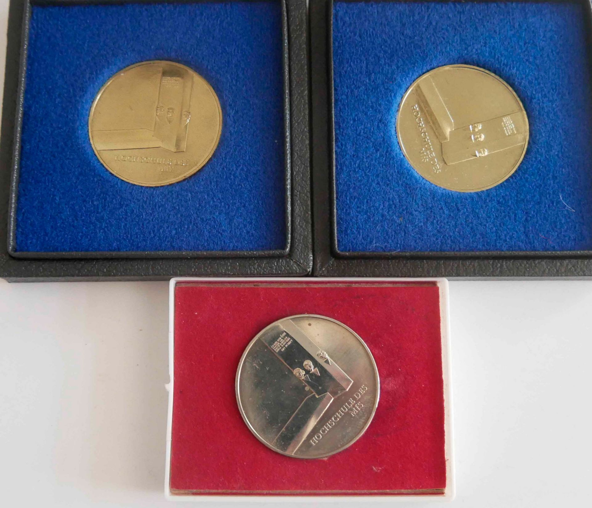DDR, 3x Medaillen Hochschule des MFS. 2x Gold- und 1x Silberausführung. - Image 2 of 2