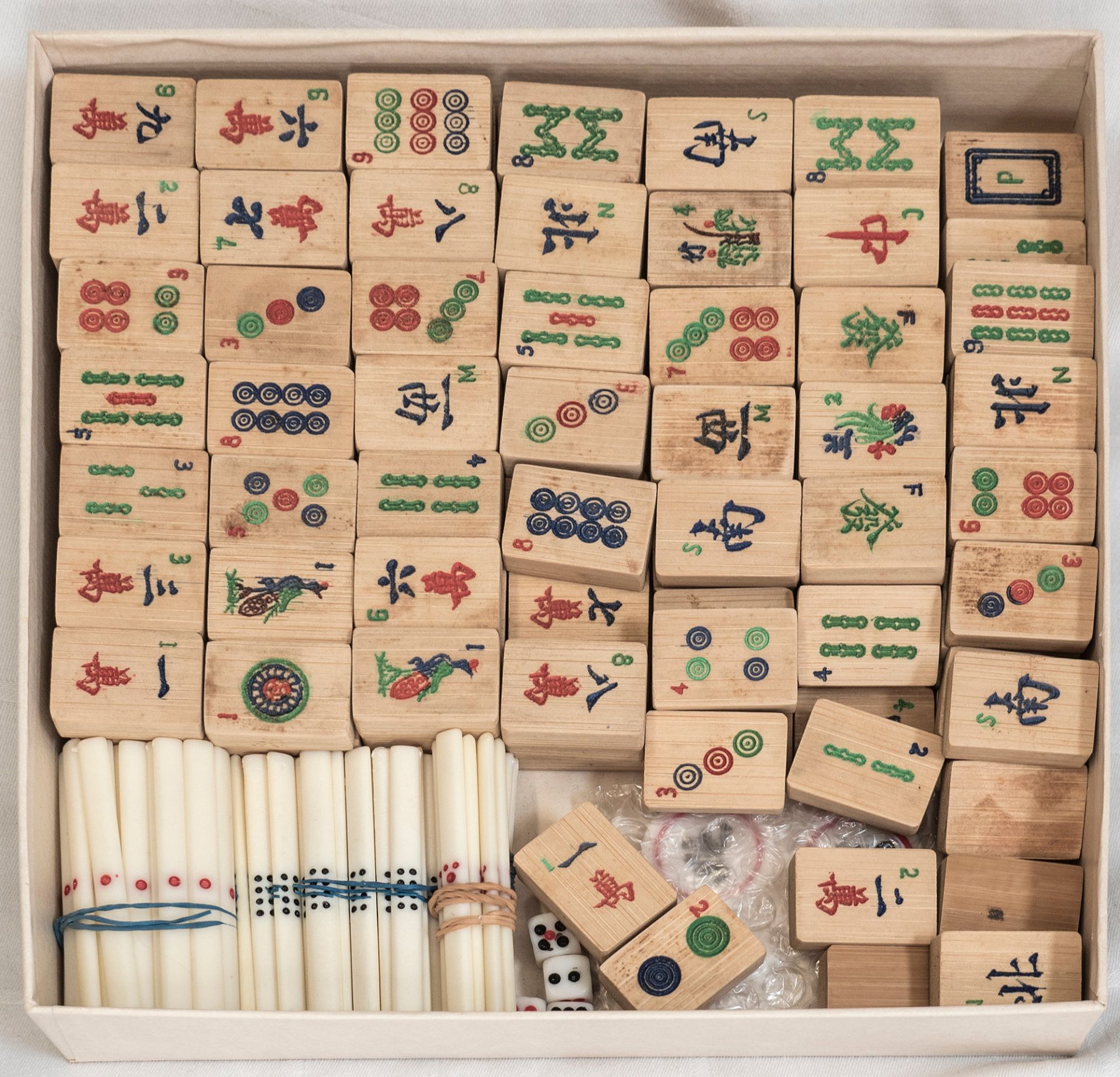 Chinesisches Mah Jongg - Spiel. Ca. 50er Jahre. Spielsteine aus Bambus. Incl. Zählstäbchen und