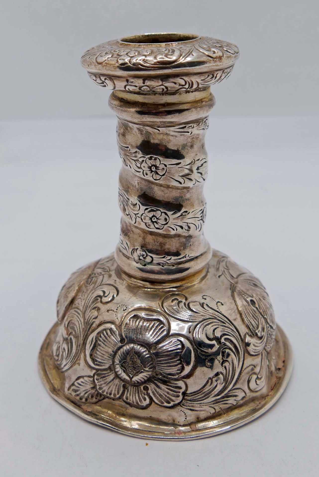Silberleuchter Y.D. Schleißner Hanau wohl 17. Jahrhundert, mit Gebrauchsspuren. Höhe ca. 12 cm - Image 2 of 3