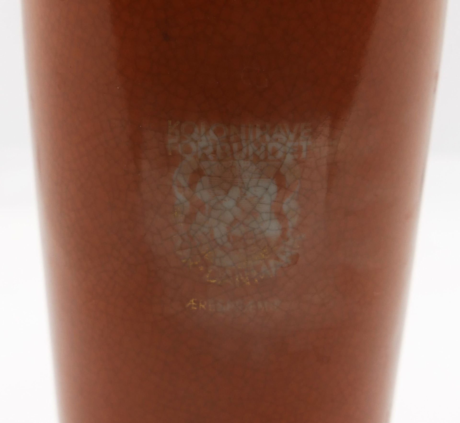 Royal Copenhagen, Vase aus krakeliertem Porzellan mit Seladon- und Orangegrund. Vergoldete Inschrift - Image 2 of 3