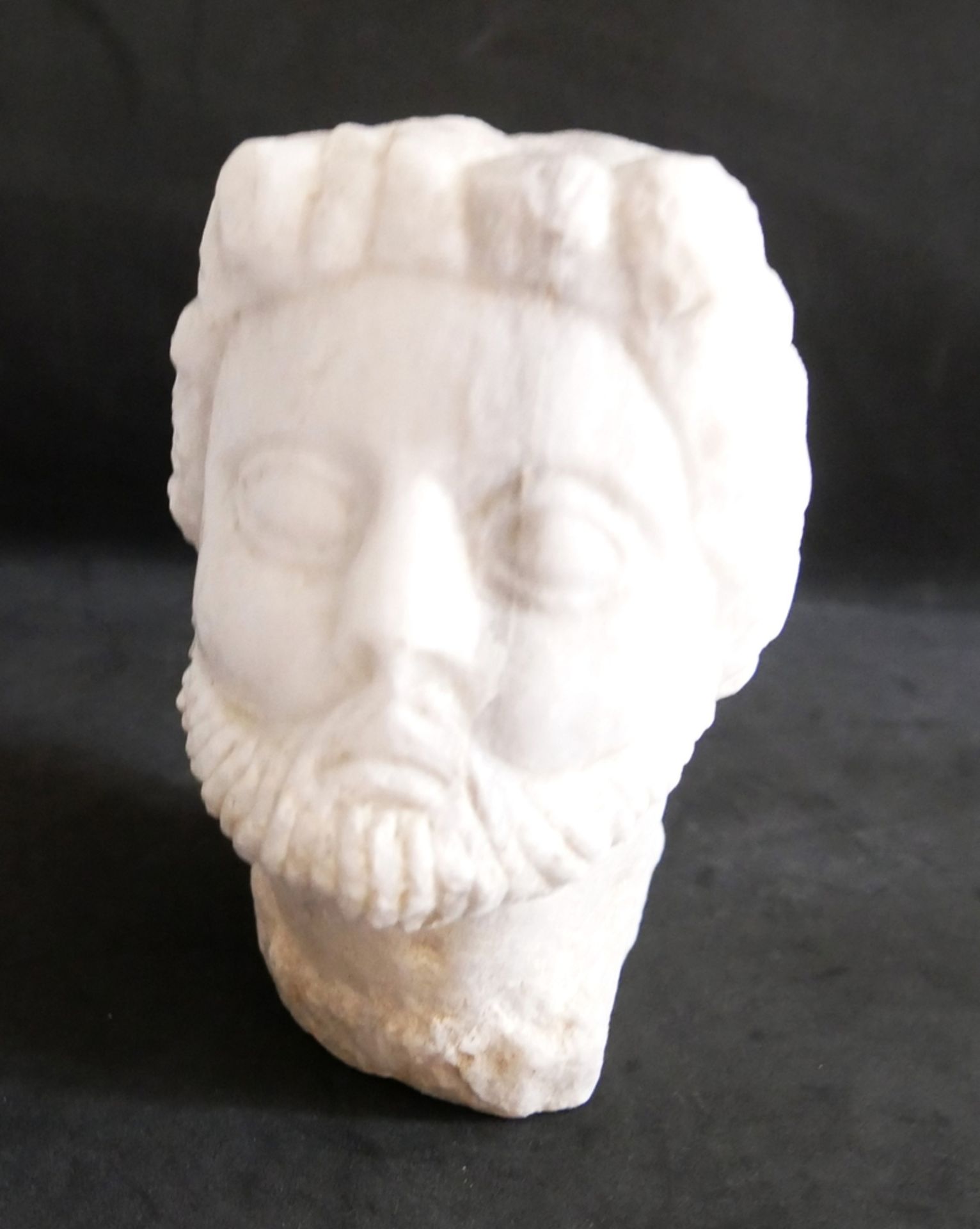 Kopf eines Bärtigen. Römische Kaiserzeit, 1.-3. Jh. n. Chr. Weißer, feinkristalliner Marmor. Kopf
