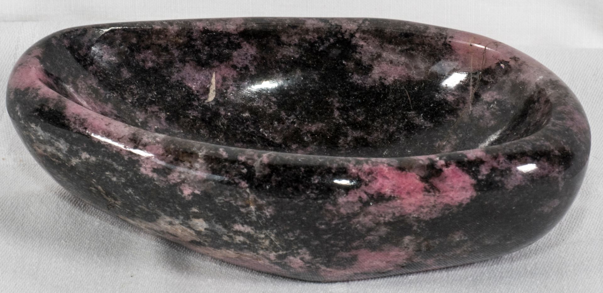 Rhodonit - Schale, Maße: ca. 14 cm x ca. 7,5 cm.
