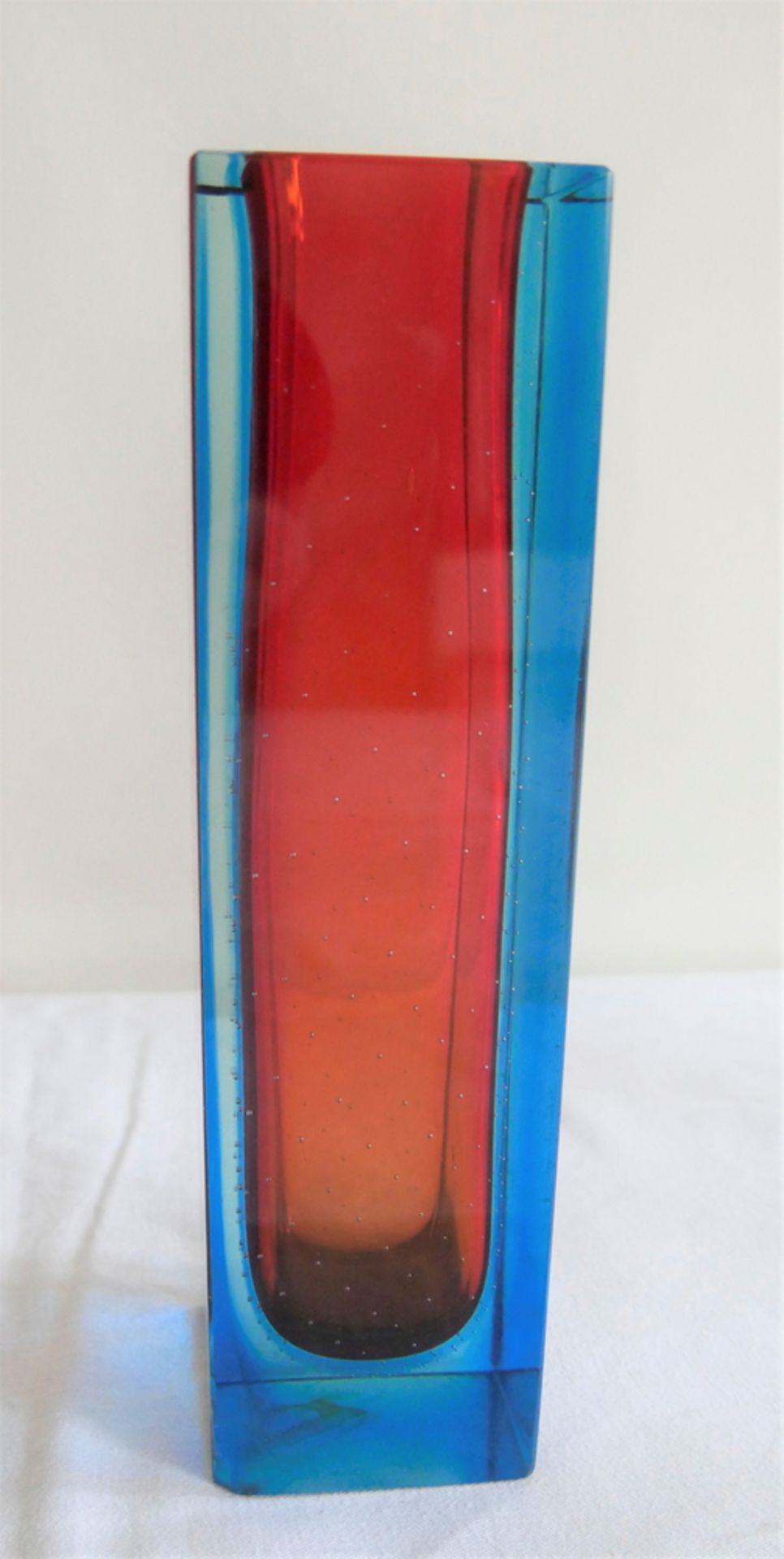 Murano Space Age Blockglas Vase in blau/rot, unten 1x mit Ausbruch. Höhe ca. 24,5 cm