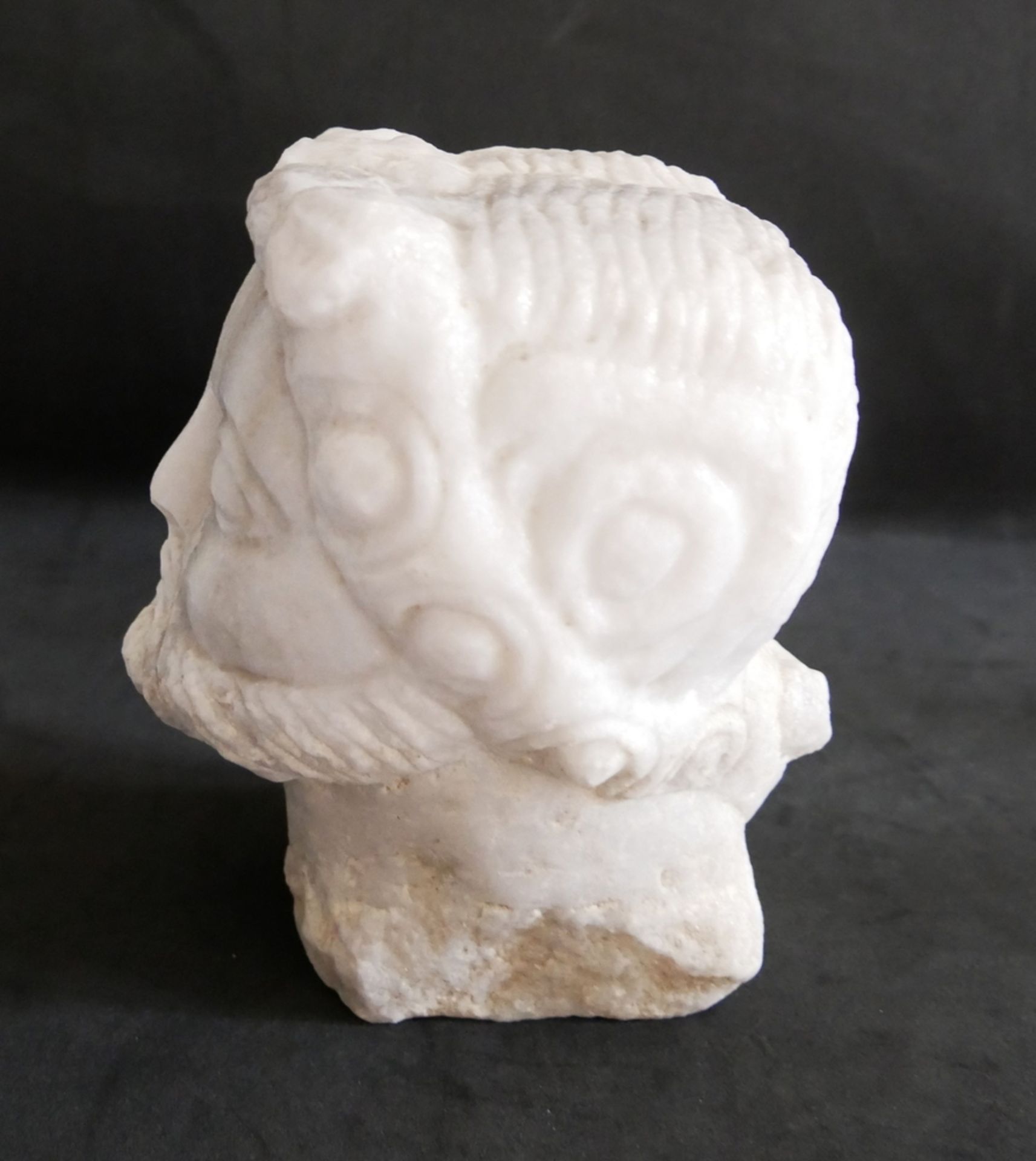 Kopf eines Bärtigen. Römische Kaiserzeit, 1.-3. Jh. n. Chr. Weißer, feinkristalliner Marmor. Kopf - Bild 2 aus 3