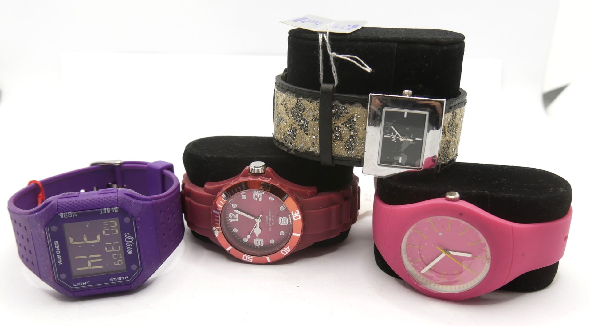 Lot von 4 Armbanduhren, verschiedene Modelle. Alle Neu.