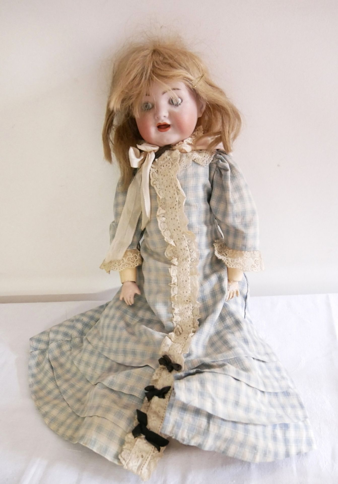 Porzellankopf Puppe Simon Halbig mit Glasaugen und Massekörper, original Bekleidung. Bespielter