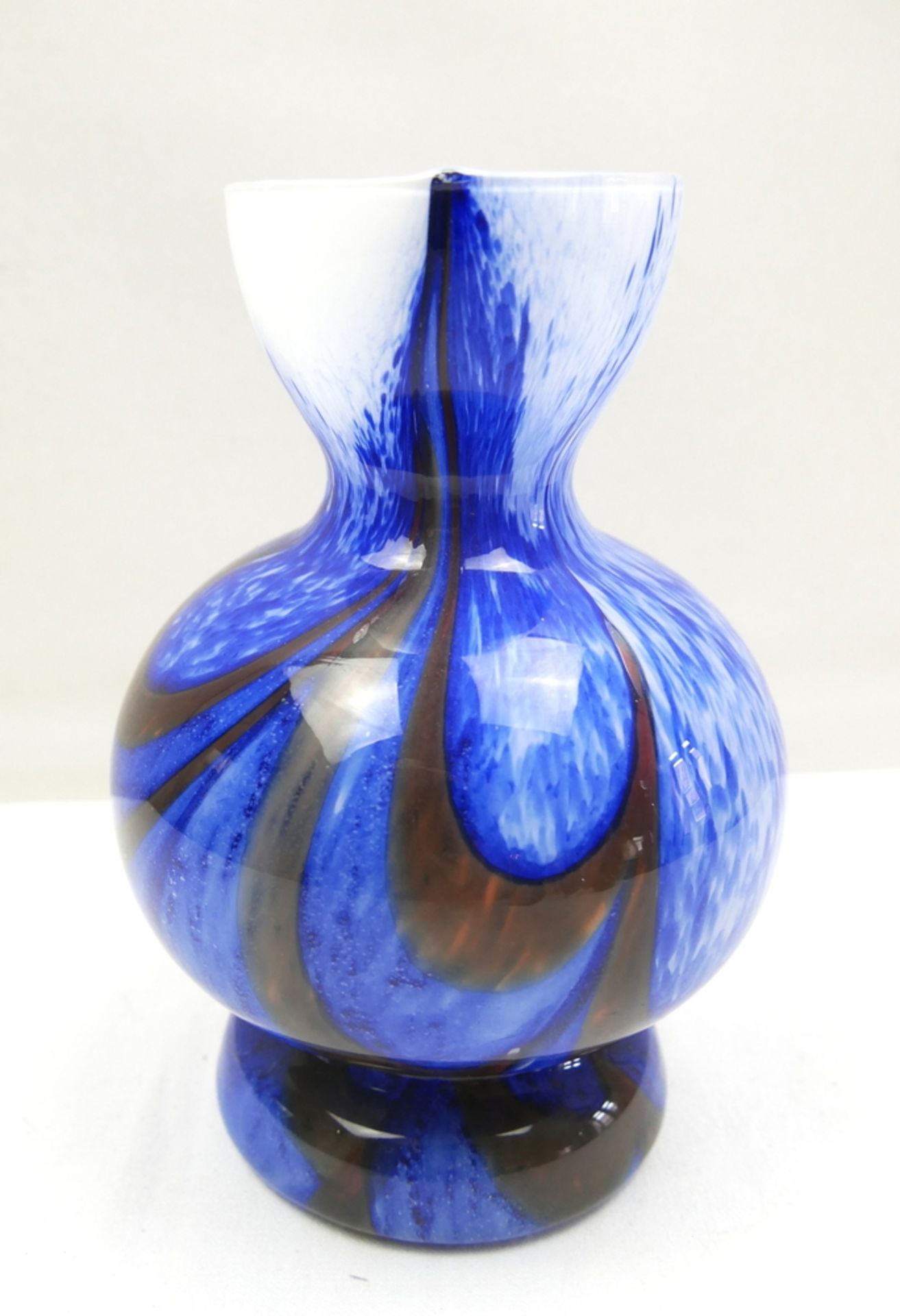 Bunte Glasvase, blau / weiß / braun marmoriert. Höhe ca. 22,5 cm