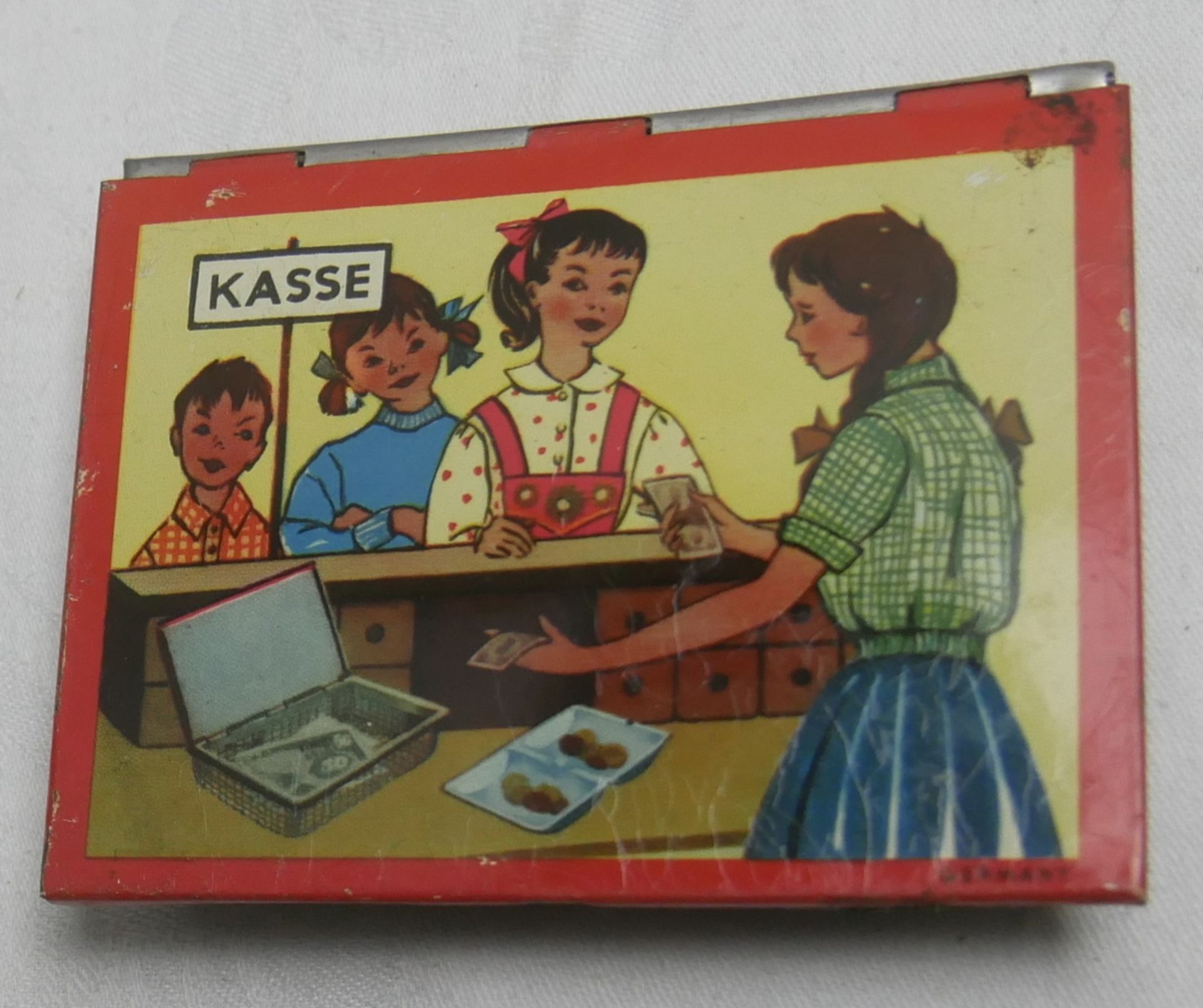 50er Jahre Blech Kassette / Geldkassette für den Kaufladen, dabei auch 1 Banknote 10 Kindergeld