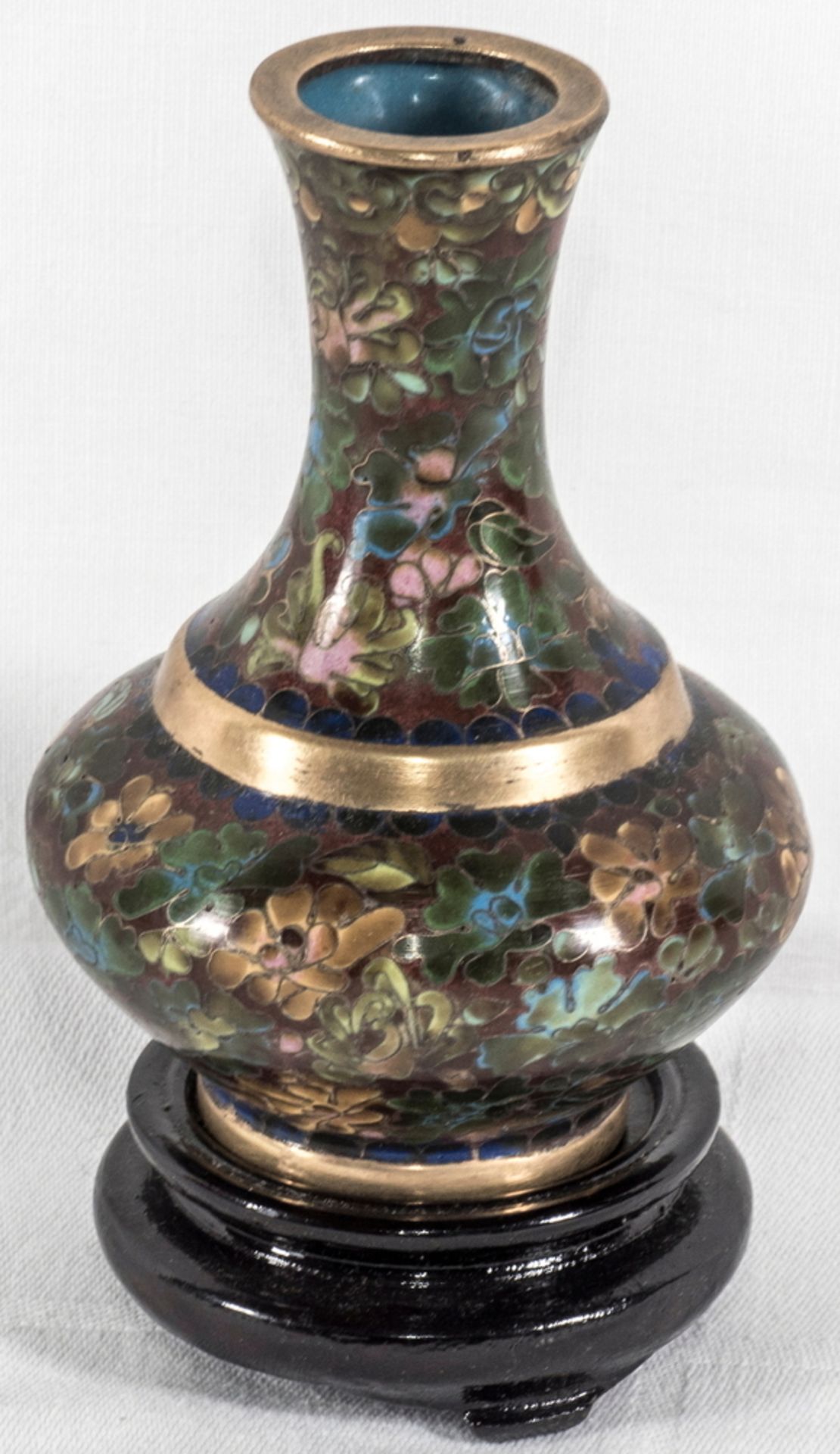 Cloisonné Väschen auf lackierten Holzsockel, Höhe incl. Sockel: ca. 12 cm, ohne Sockel: ca. 10 cm.