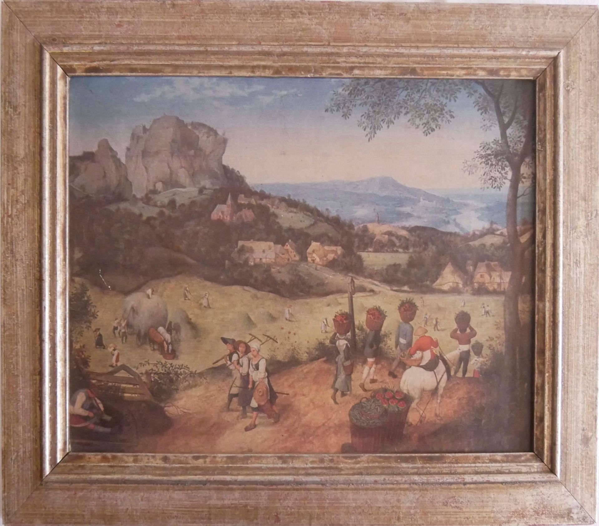 Kunstdruck "Ernte mit Blick auf das Dorf und die Berge" im Holzrahmen. Maße: Höhe ca. 28 cm,
