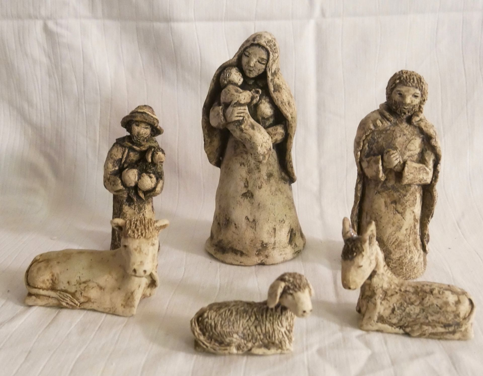 schönes lot Krippenfiguren aus Ton, insgesamt 6 Stück. Dabei Josef, Maria, Jesuskind, Hirte, - Image 2 of 2