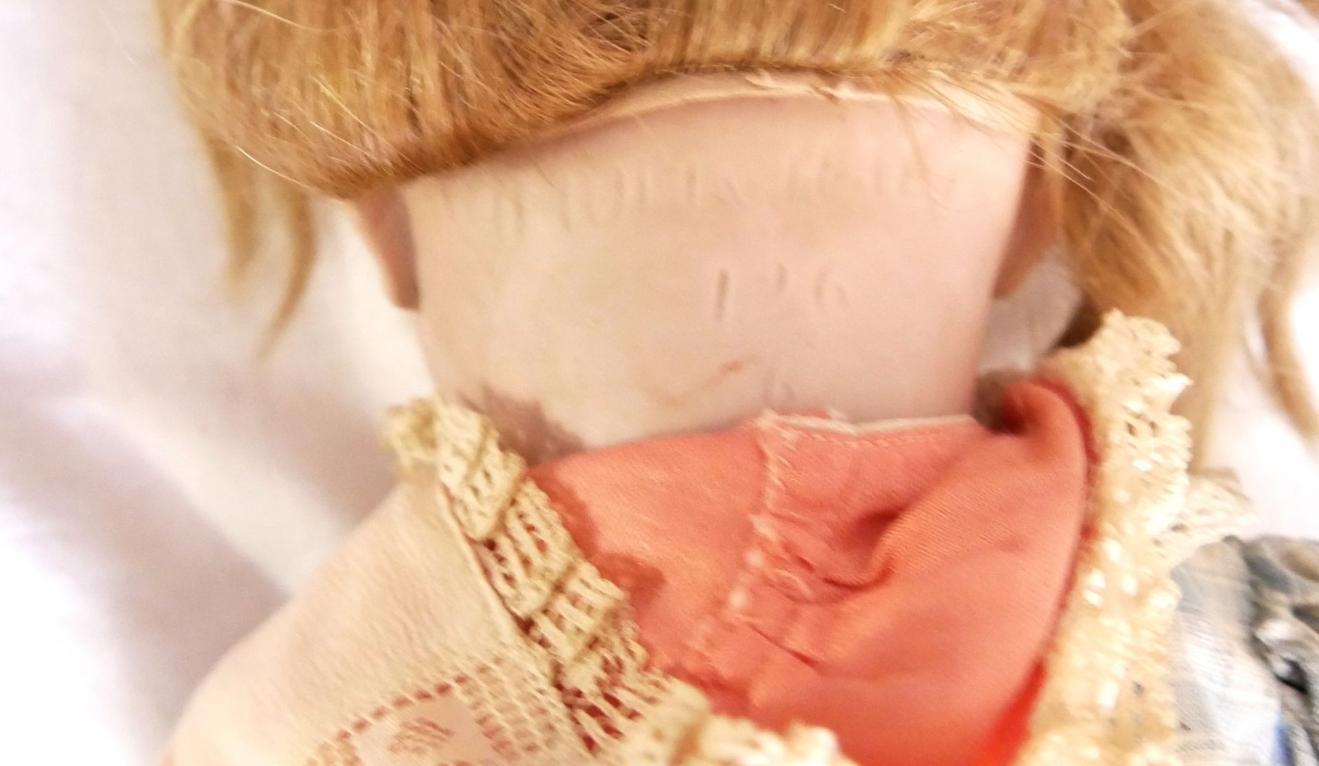 Porzellankopf Puppe Simon Halbig mit Glasaugen und Massekörper, original Bekleidung. Bespielter - Image 3 of 3