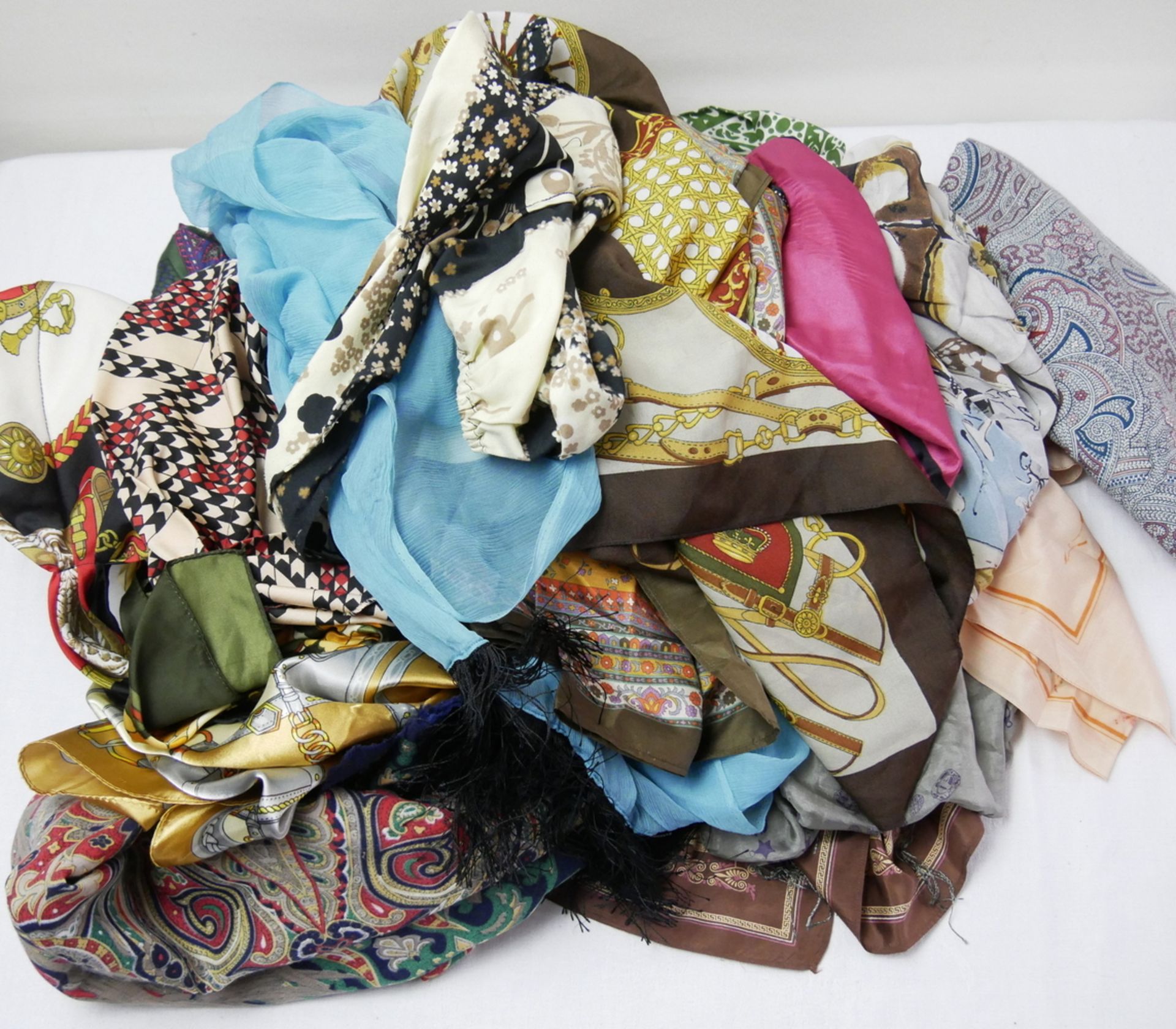 Lot Tücher / Schals insgesamt 21 Stück, verschiedene Modelle sowie 5 Kopftücher. Bitte besichtigen