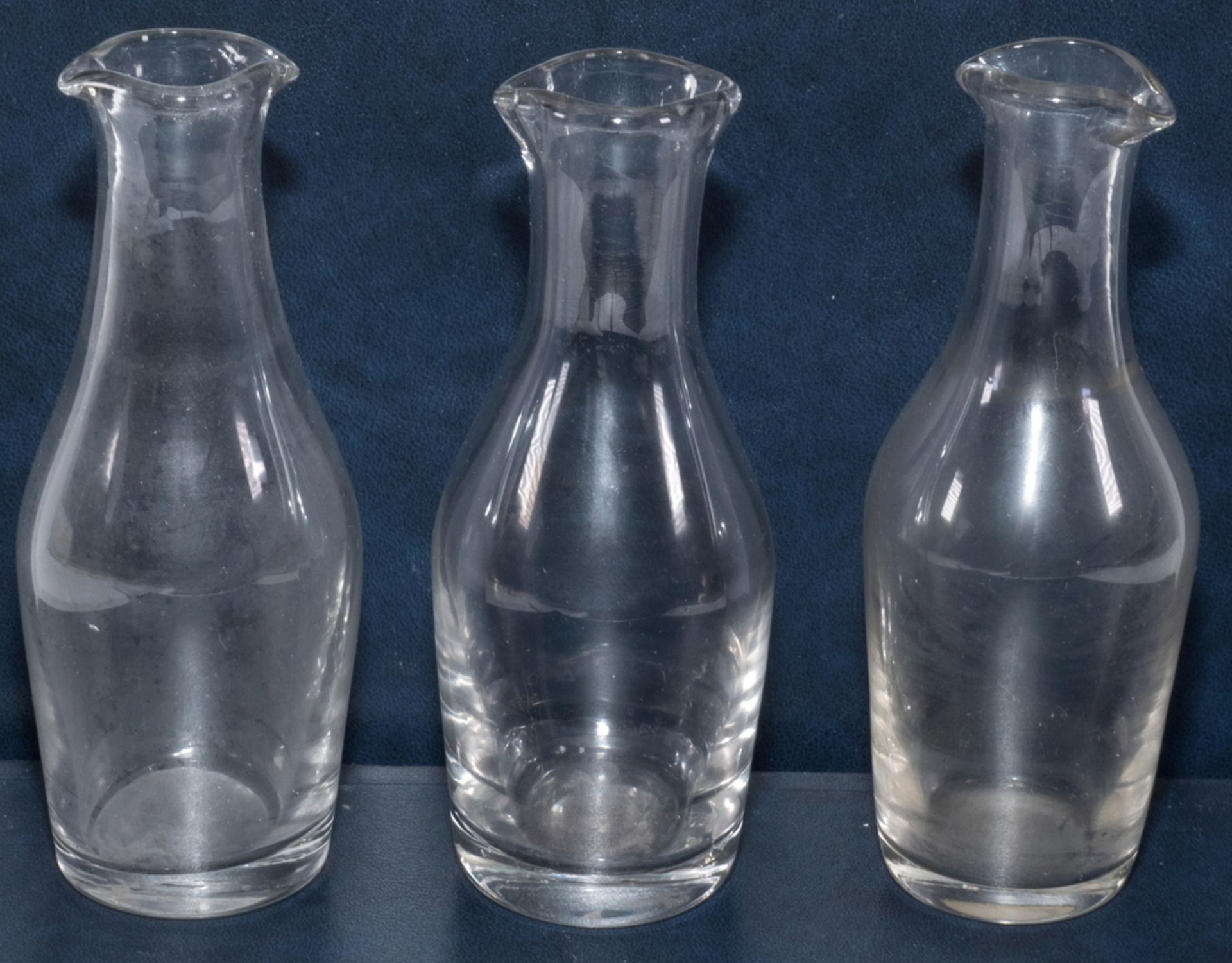 Drei kleine Glasfläschchen, jeweils mit Zotte an den Seiten. Ölfläschchen? Höhe: ca. 13 cm.