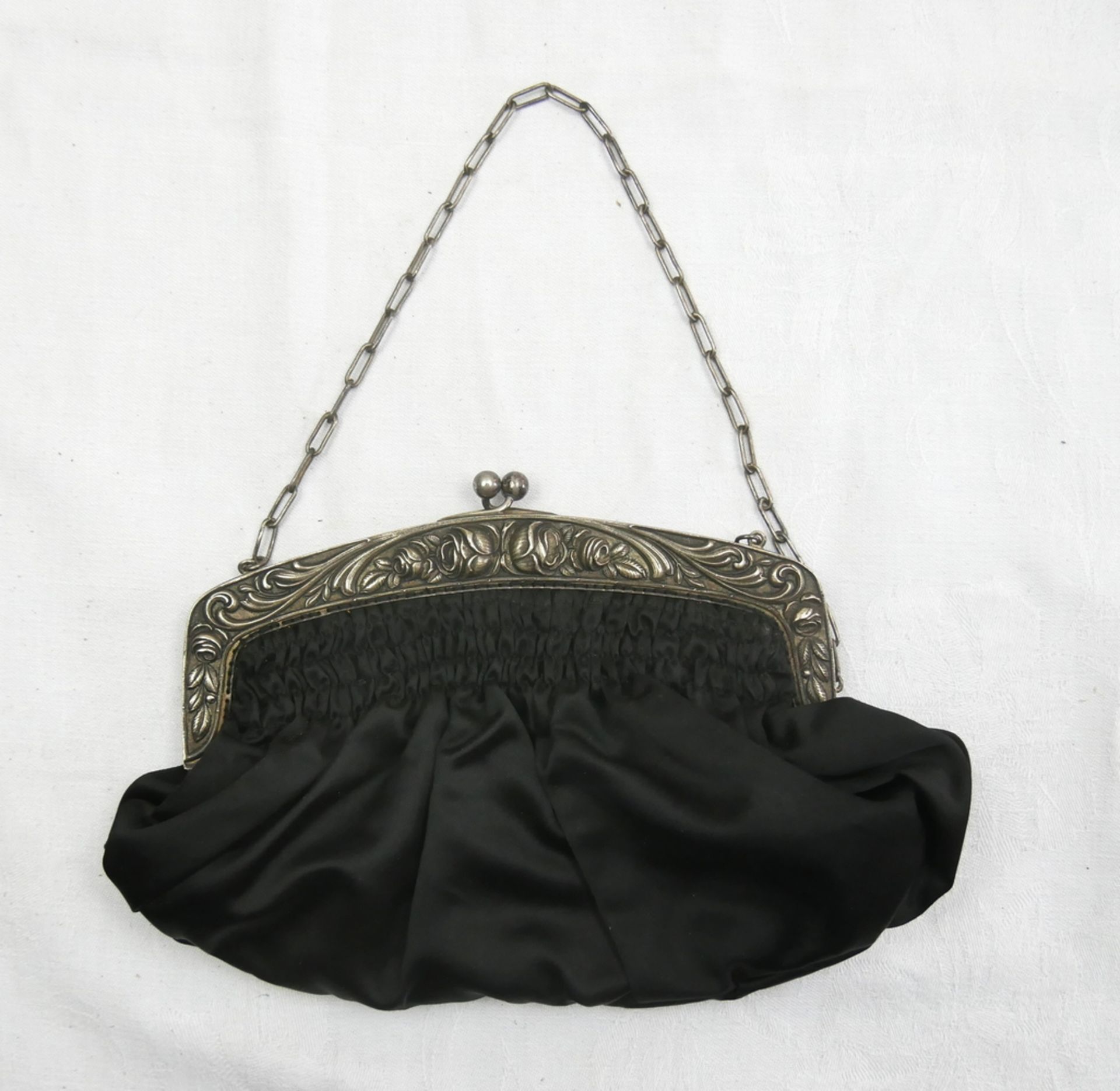 Alpacca Damen Abendtasche, schwarz mit Silberverschluß und Verzierungen und Kette