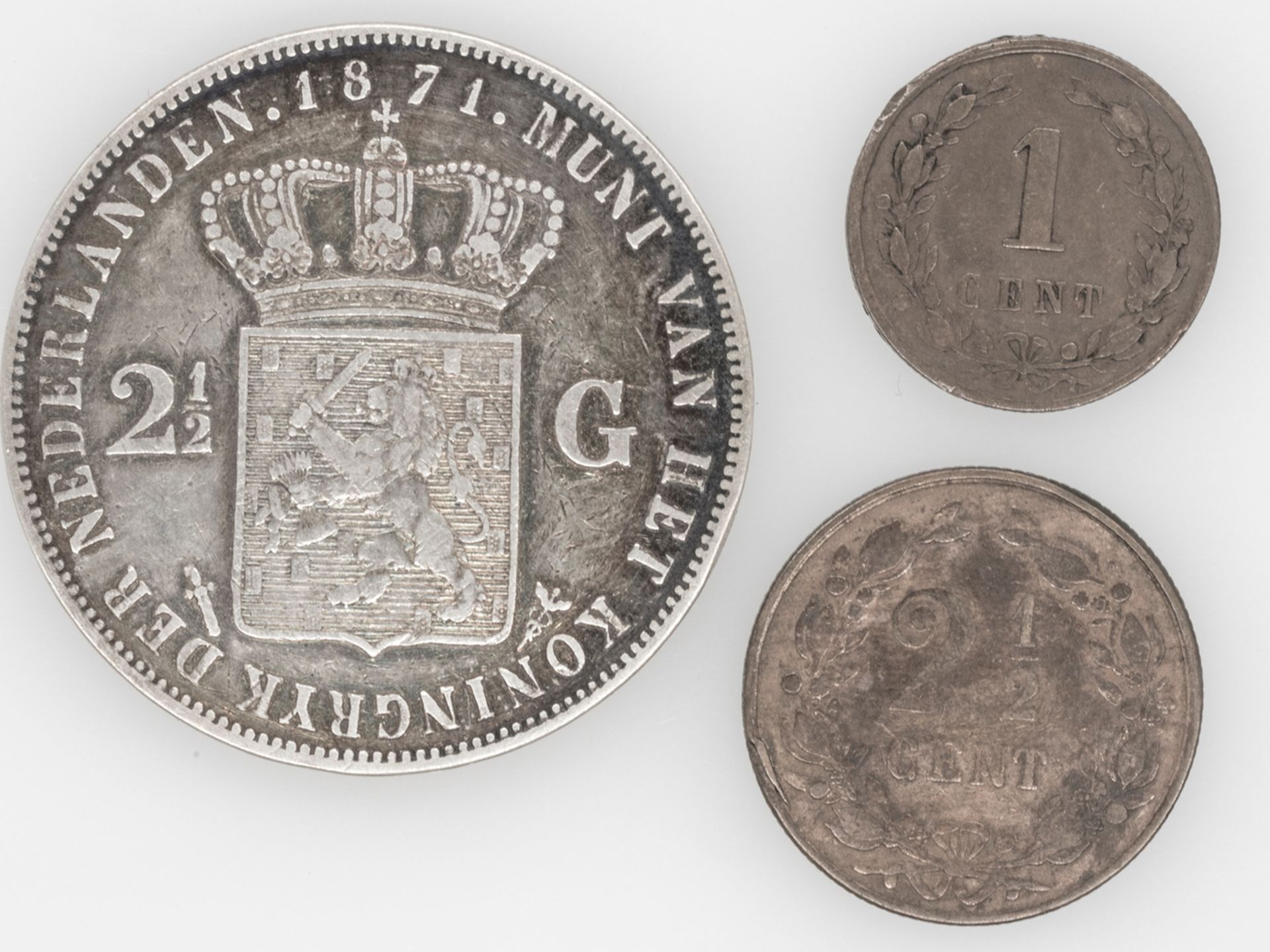 Niederlande 1871, 2 1/2 Gulden "Willem III.". Erhaltung: ss. Dazu 1881 2 1/2 Cent und 1878 1 Cent.