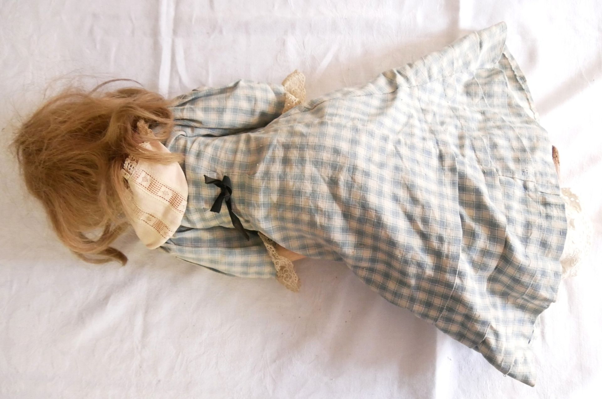Porzellankopf Puppe Simon Halbig mit Glasaugen und Massekörper, original Bekleidung. Bespielter - Image 2 of 3
