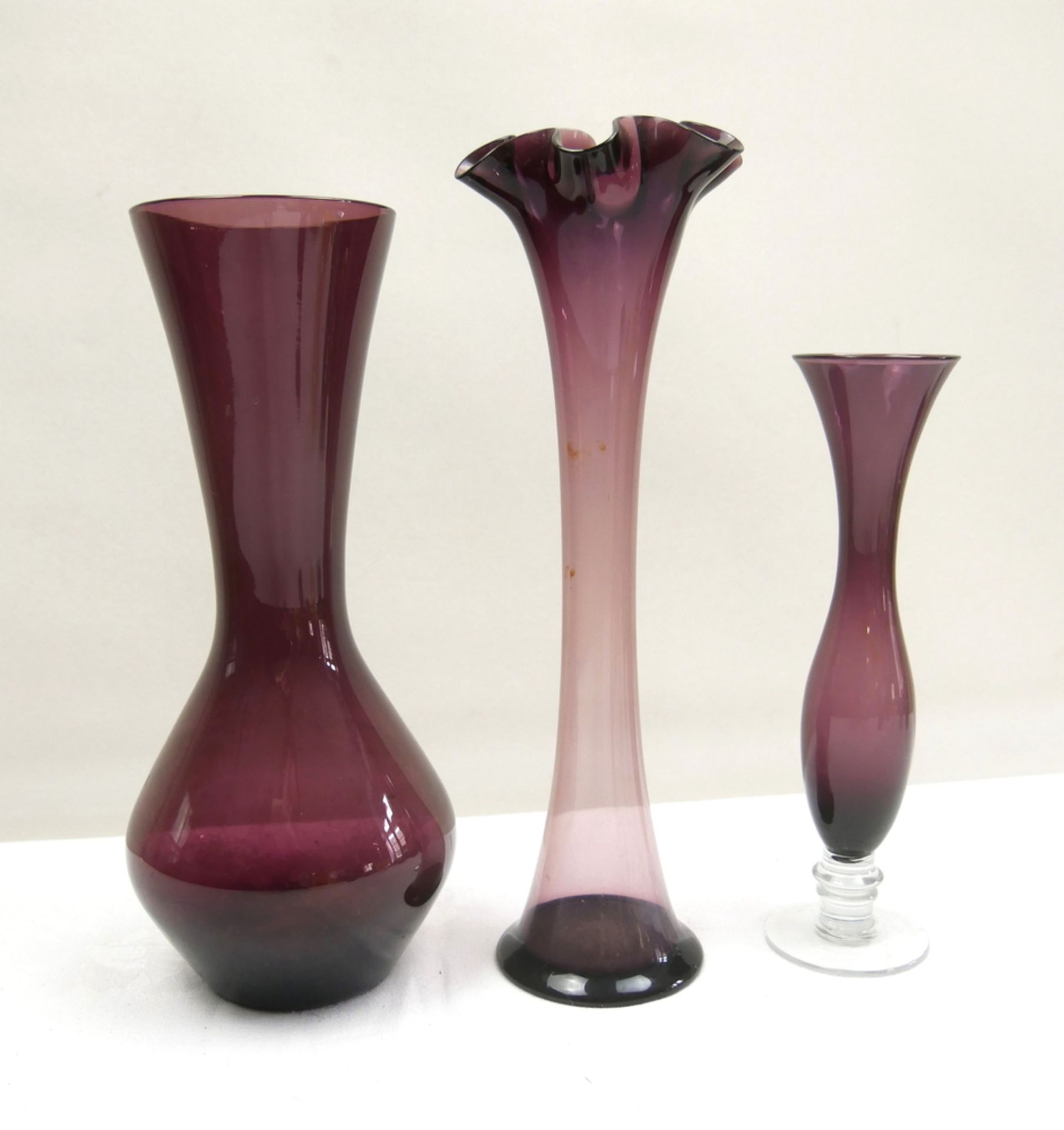 3 violettfarbene Glasvasen, verschiedene Größen und Formen