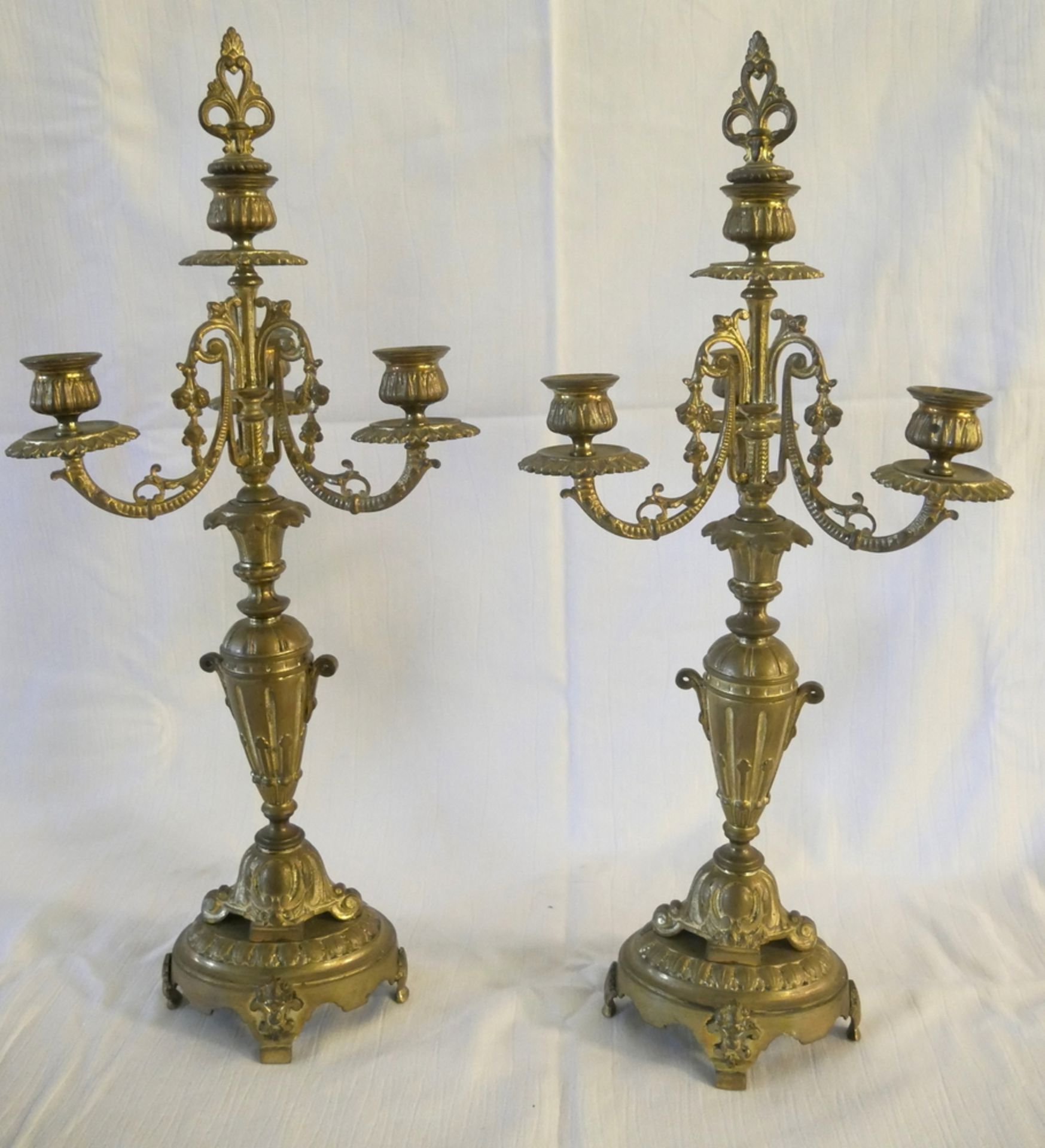 Standuhr (Schlüssel vorhanden) aus Messing verziert mit 3 Putti, sowie 2 Kerzenleuchter. Höhe - Bild 4 aus 4