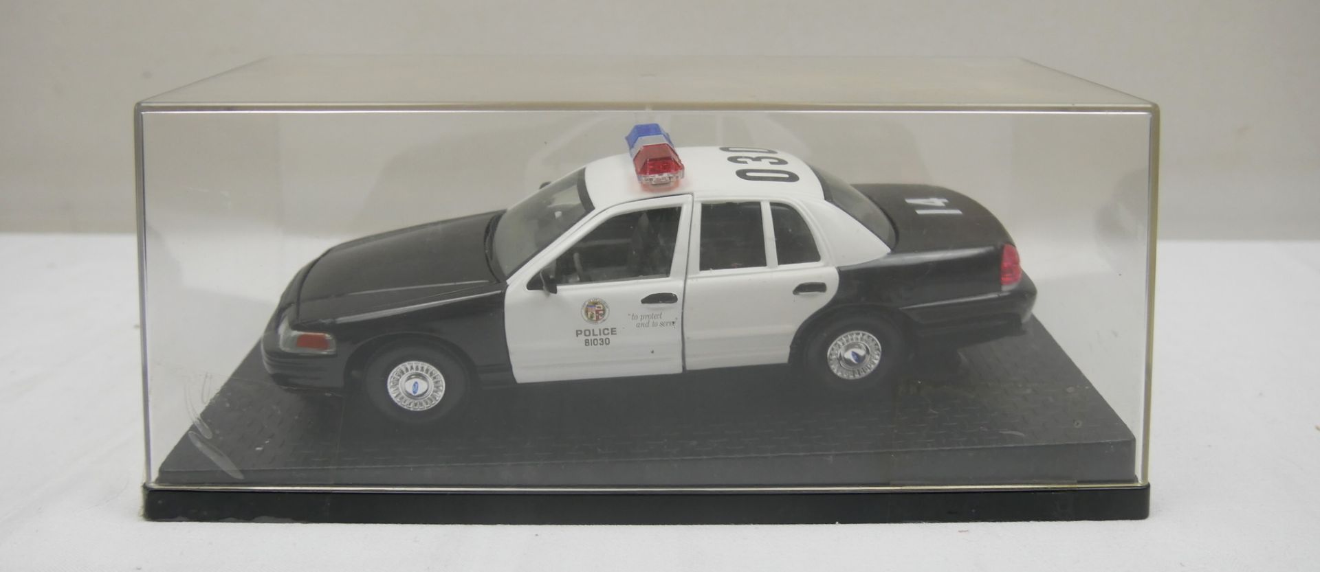 Aus Sammelauflösung! Modellauto "Police 81030" 1:18 im Schaukasten (dieser teilweise beschädigt).