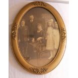 altes Familienfoto, hinter Glas im Ovalen Rahmen (teilweise beschädigt) Höhe ca. 59 cm, Breite ca.