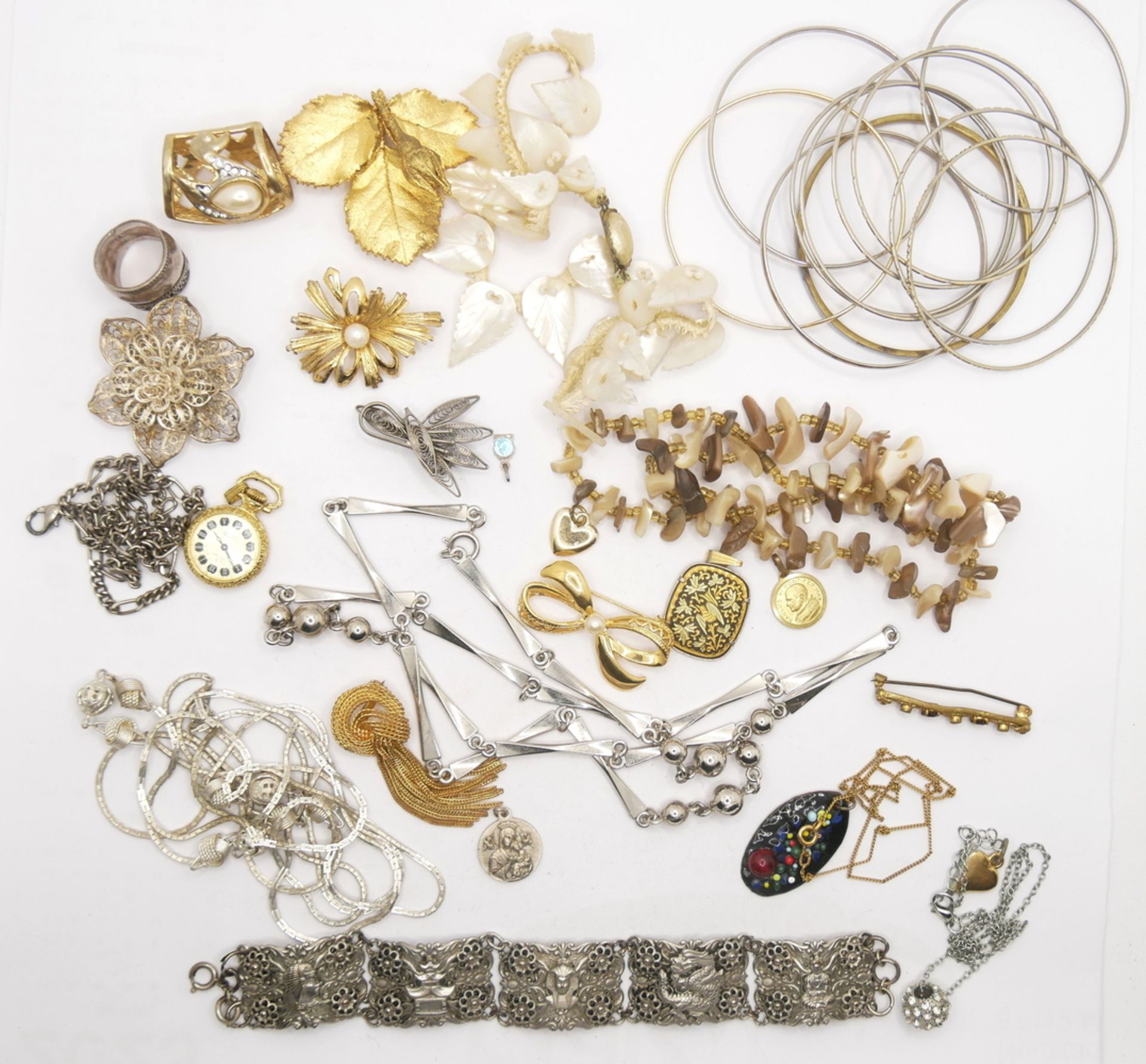 Großes Lot Modeschmuck, dabei Ketten, Armreifen, etc.