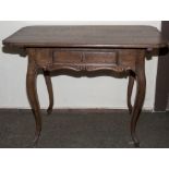 Biedermeier Tisch, H: ca. 75 cm, B: ca. 56 cm, T: ca. 92 cm. Eine Schublade mit Schlüssel.