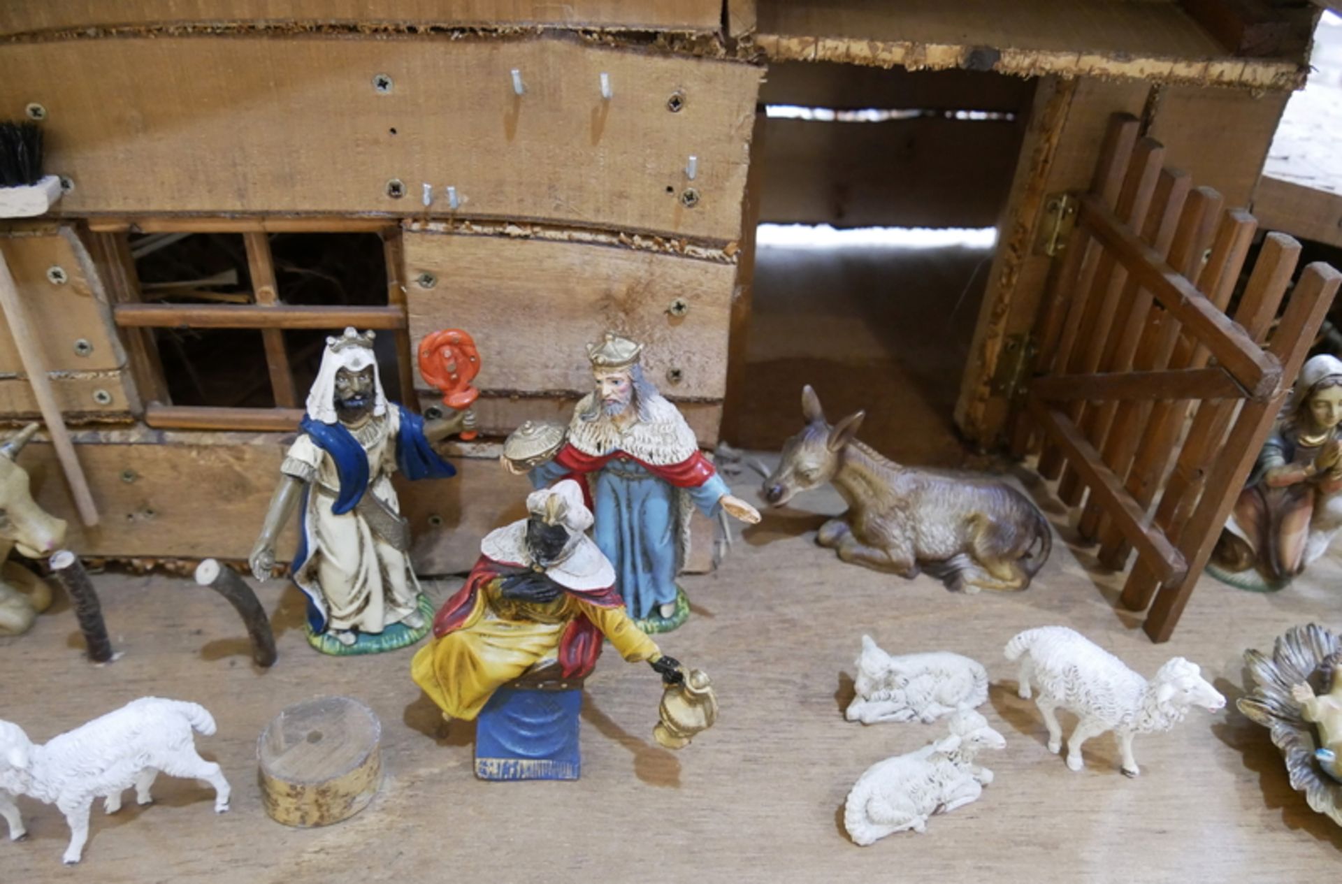 große Holzkrippe mit Beleuchtung. Dabei 17 Krippenfiguren, Josef, Maria, Jesuskind, Schafe, etc. - Image 2 of 4