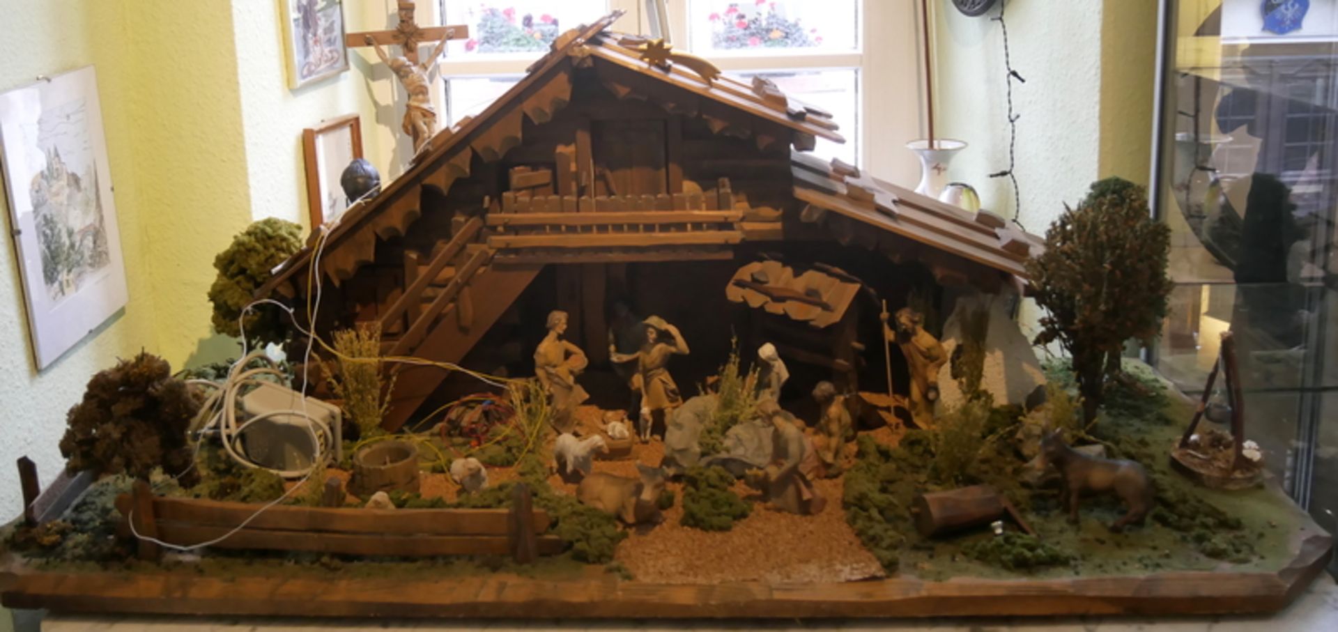 Hochwertige große Weihnachtskrippe aus Holz mit Beleuchtung. Dabei 17 Figuren: Josef, Maria,