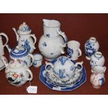 A COLLECTION OF 18TH CENTURY WORCESTER PORCELAIN TO INCLUDE A CABBAGE LEAF MASK JUG, COFFEE POT