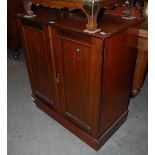 AN EARLY 20TH CENTURY MAHOGANY SIDE CABINET